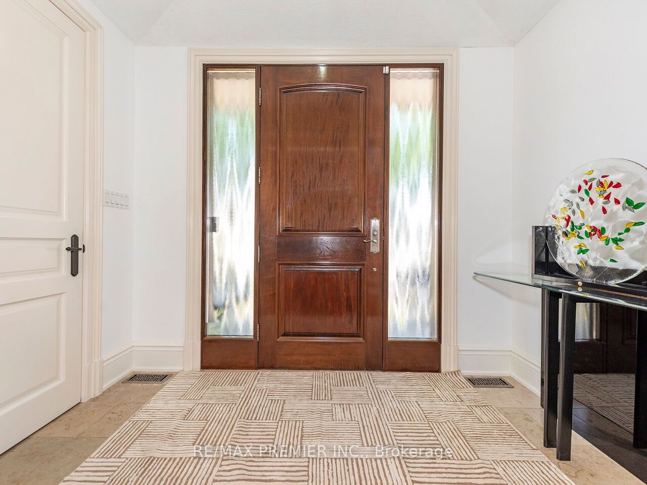 35 Yorkdale Crescent Property Photo 4