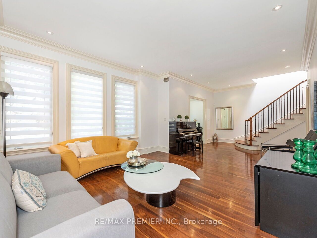 35 Yorkdale Crescent Property Photo 6