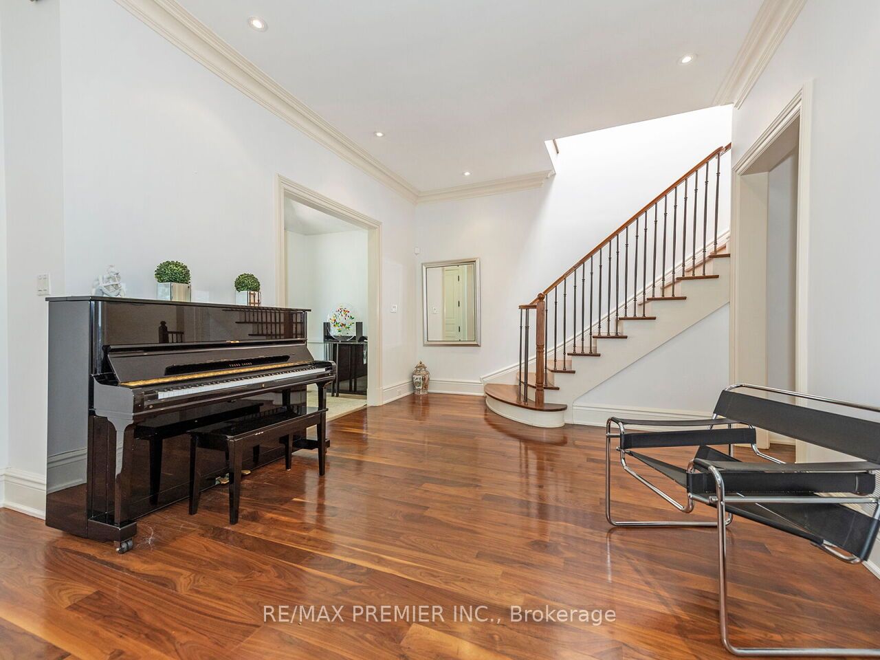 35 Yorkdale Crescent Property Photo 9