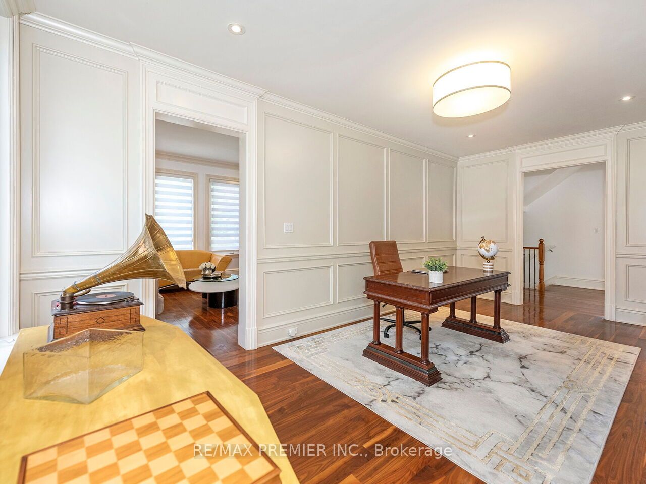 35 Yorkdale Crescent Property Photo 11