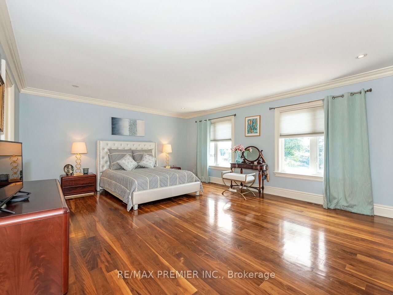 35 Yorkdale Crescent Property Photo 22