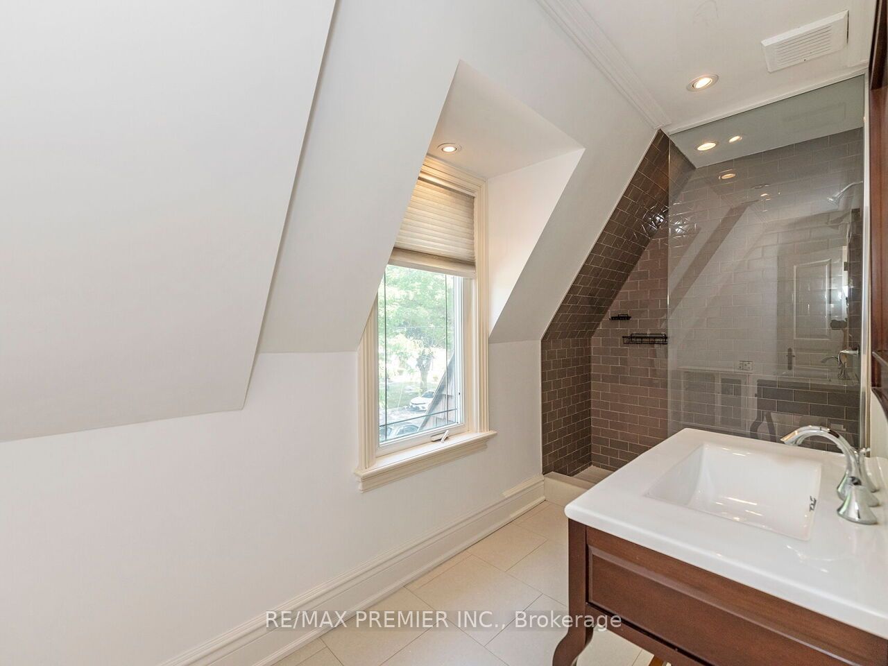 35 Yorkdale Crescent Property Photo 27