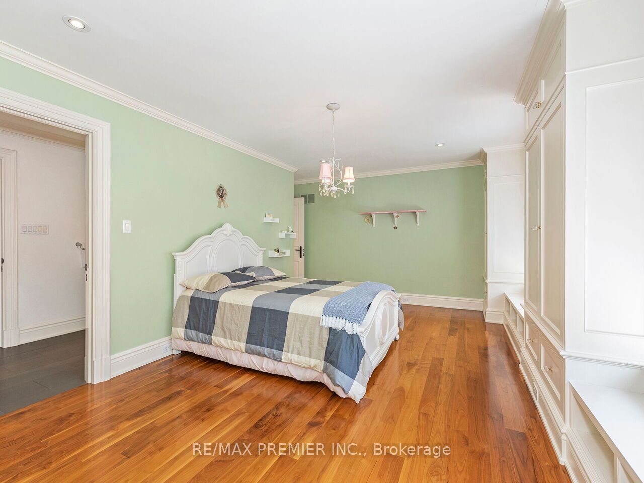 35 Yorkdale Crescent Property Photo 30