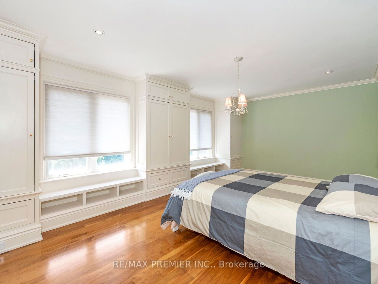 35 Yorkdale Crescent Property Photo 32