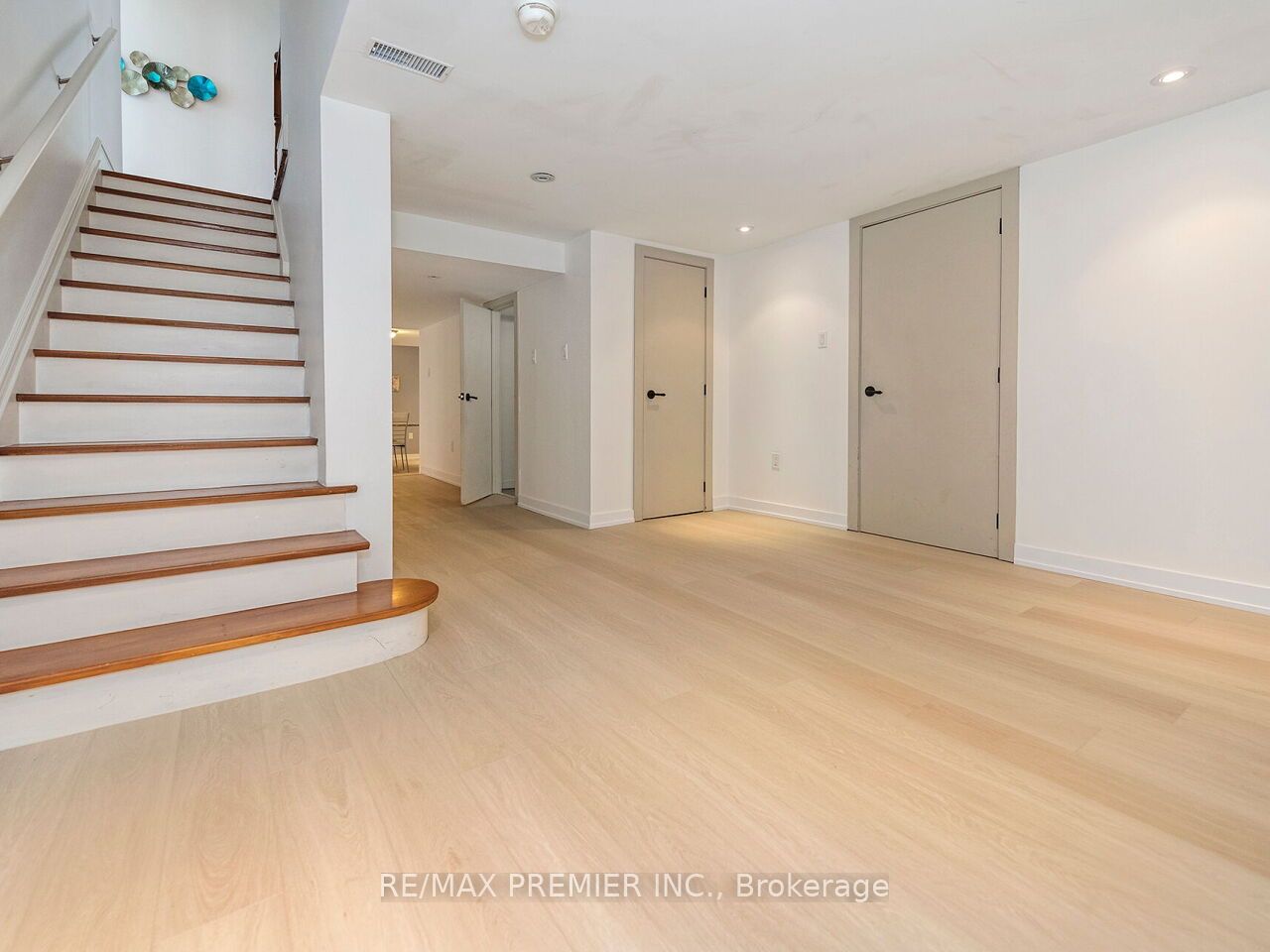 35 Yorkdale Crescent Property Photo 33