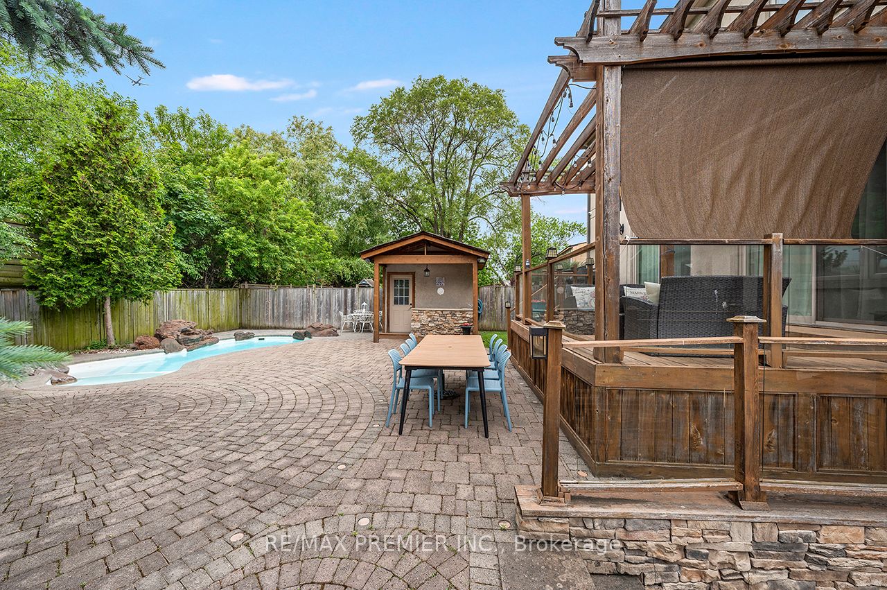 35 Yorkdale Crescent Property Photo 49