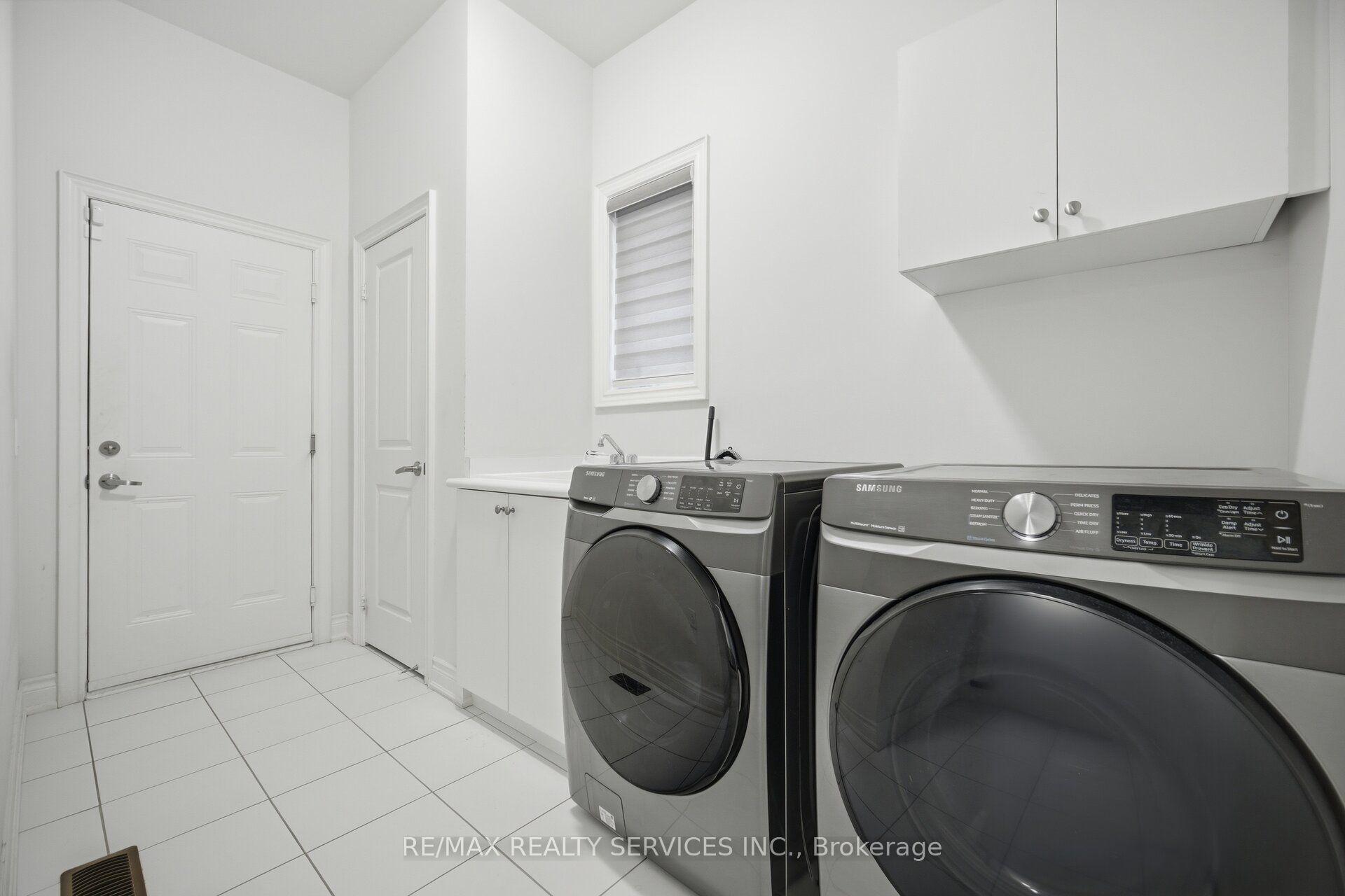 585 Dougall Avenue Property Photo 21