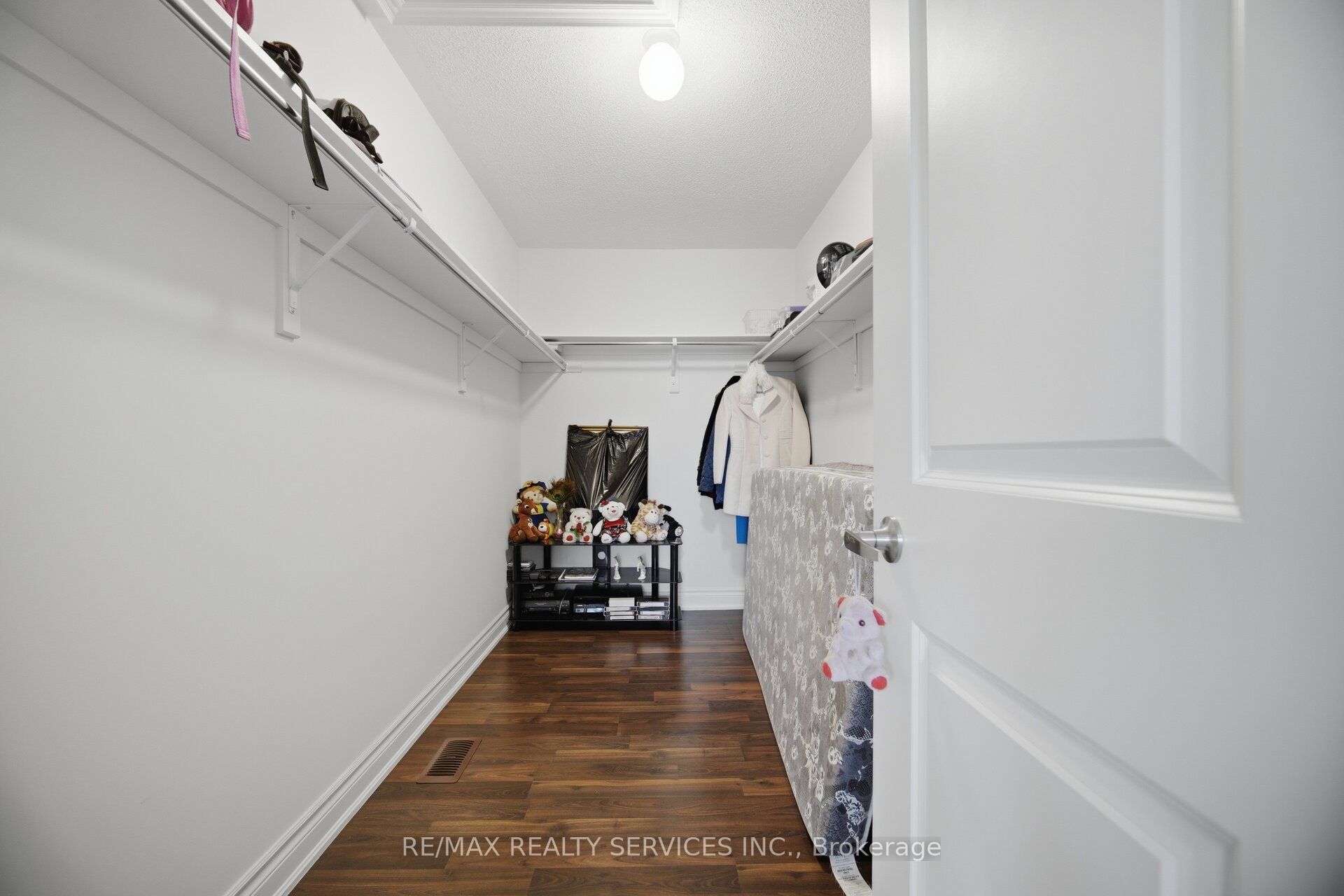 585 Dougall Avenue Property Photo 31