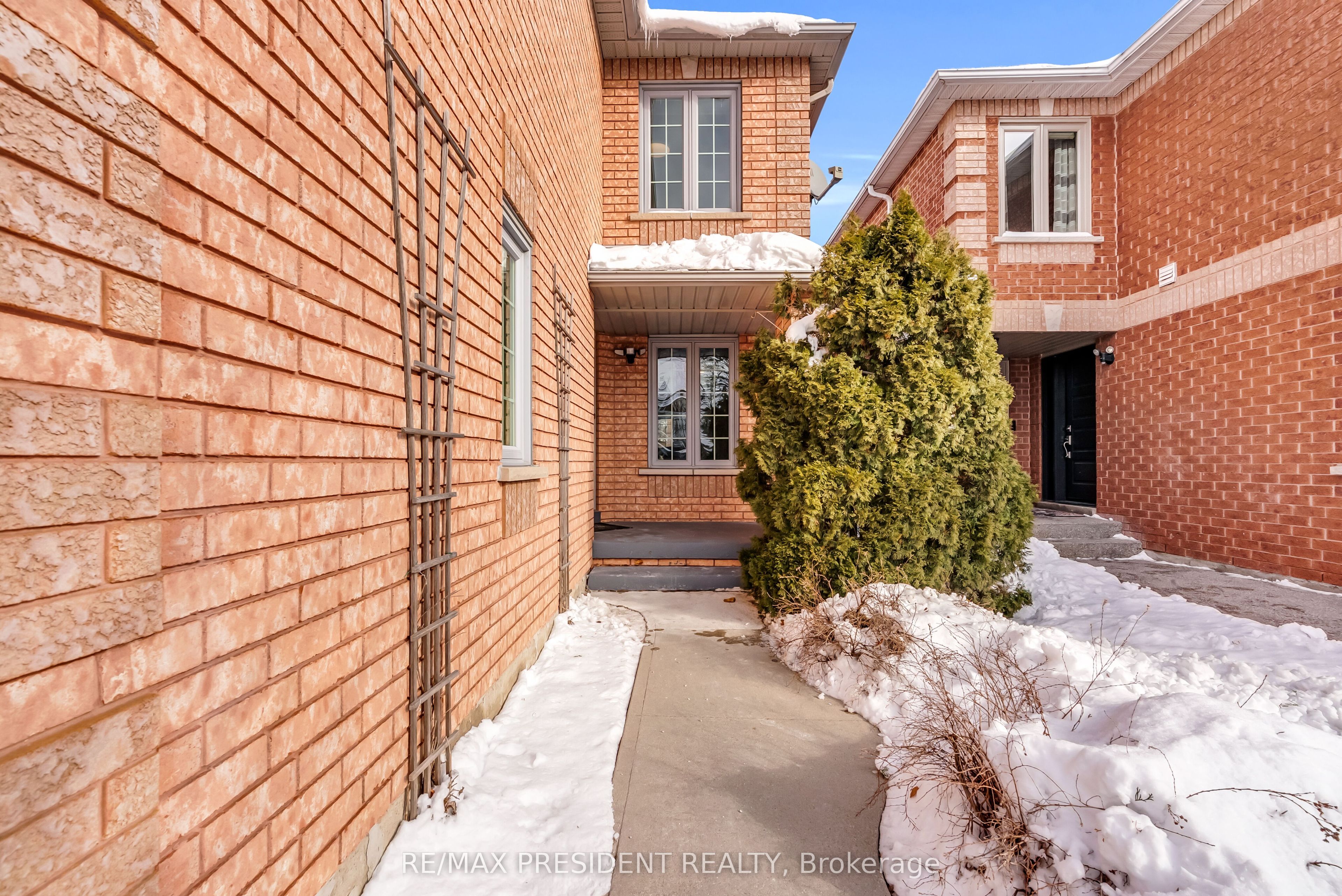 7031 Graydon Court Property Photo 4