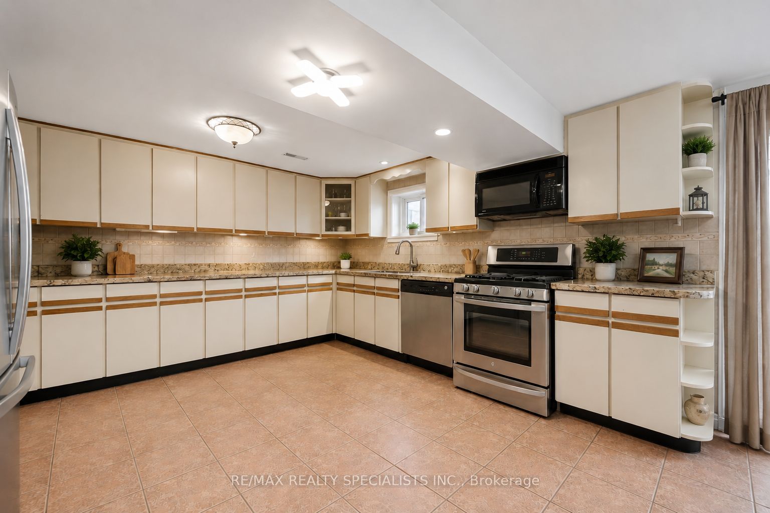 2571 Trident Avenue Property Photo 6