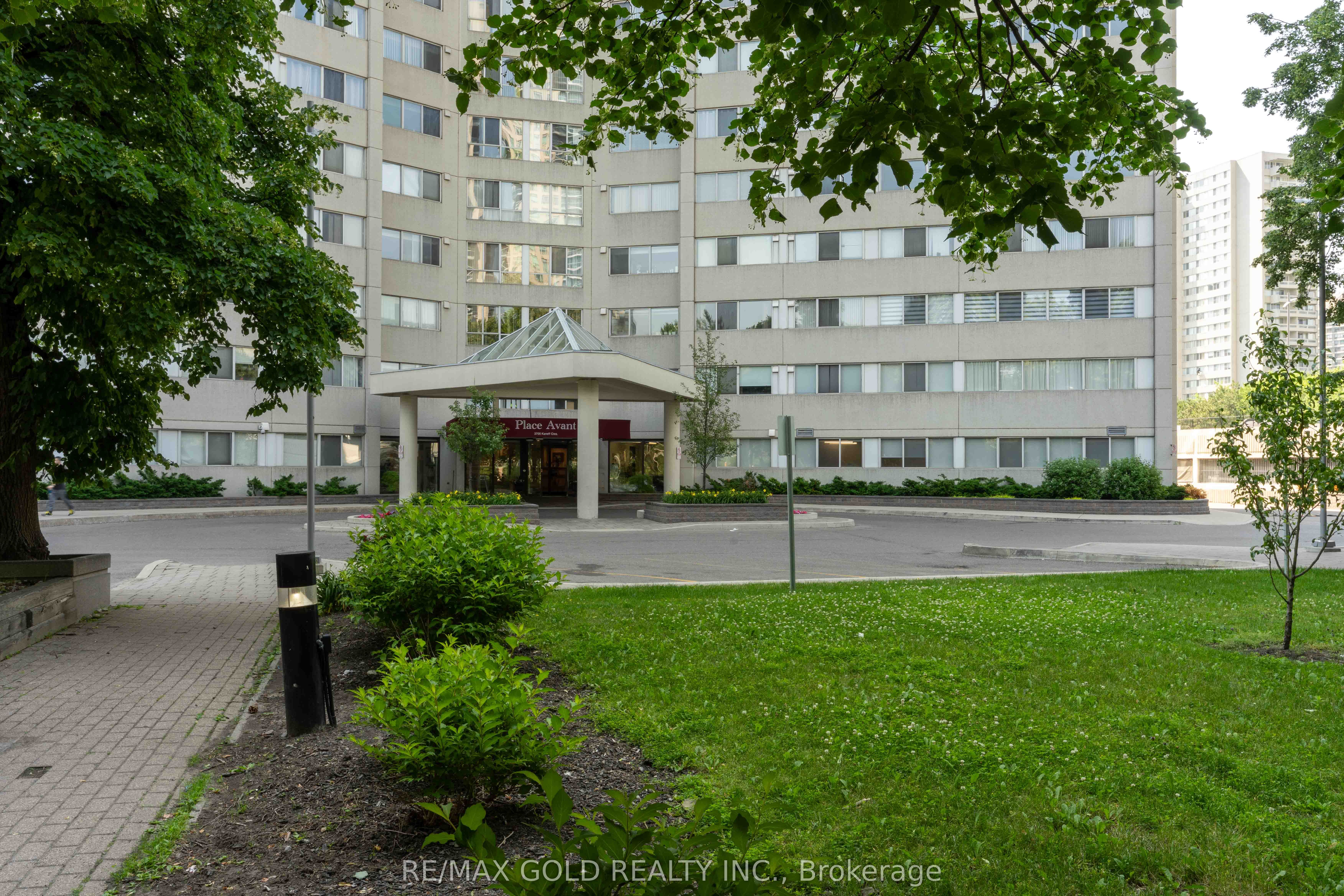 3700 Kaneff Crescent 2101 Property Photo 4