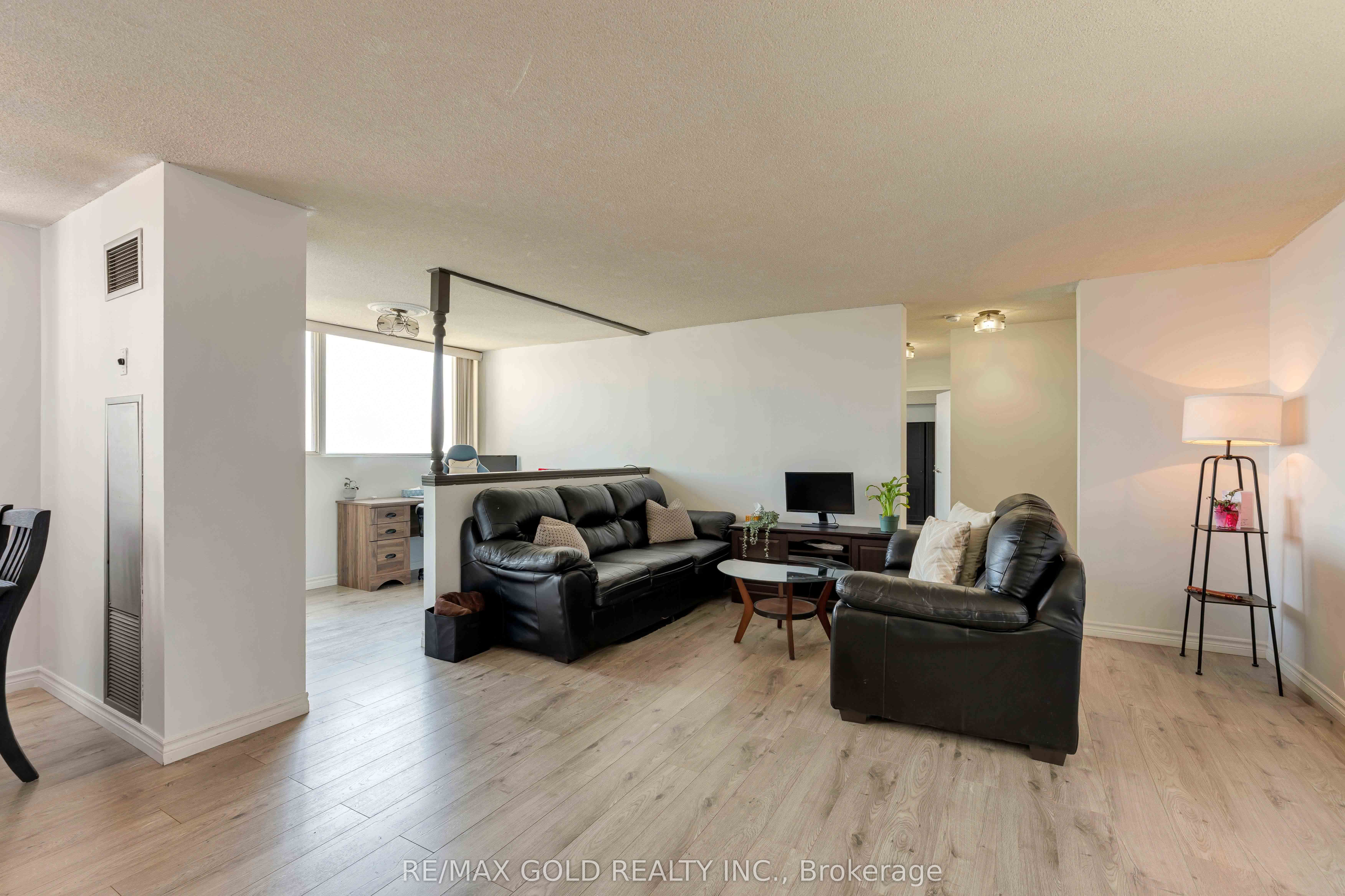 3700 Kaneff Crescent 2101 Property Photo 11