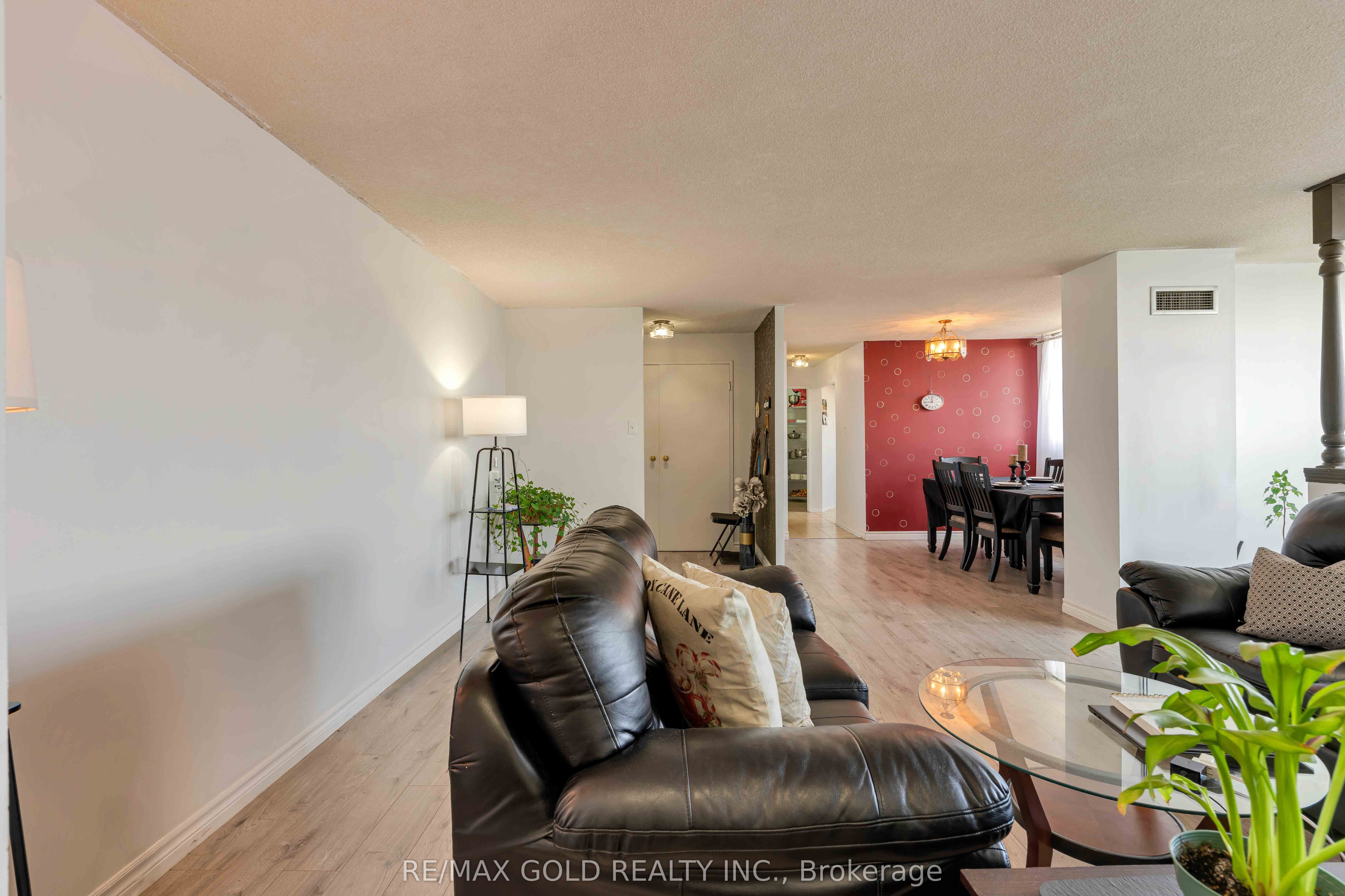 3700 Kaneff Crescent 2101 Property Photo 12