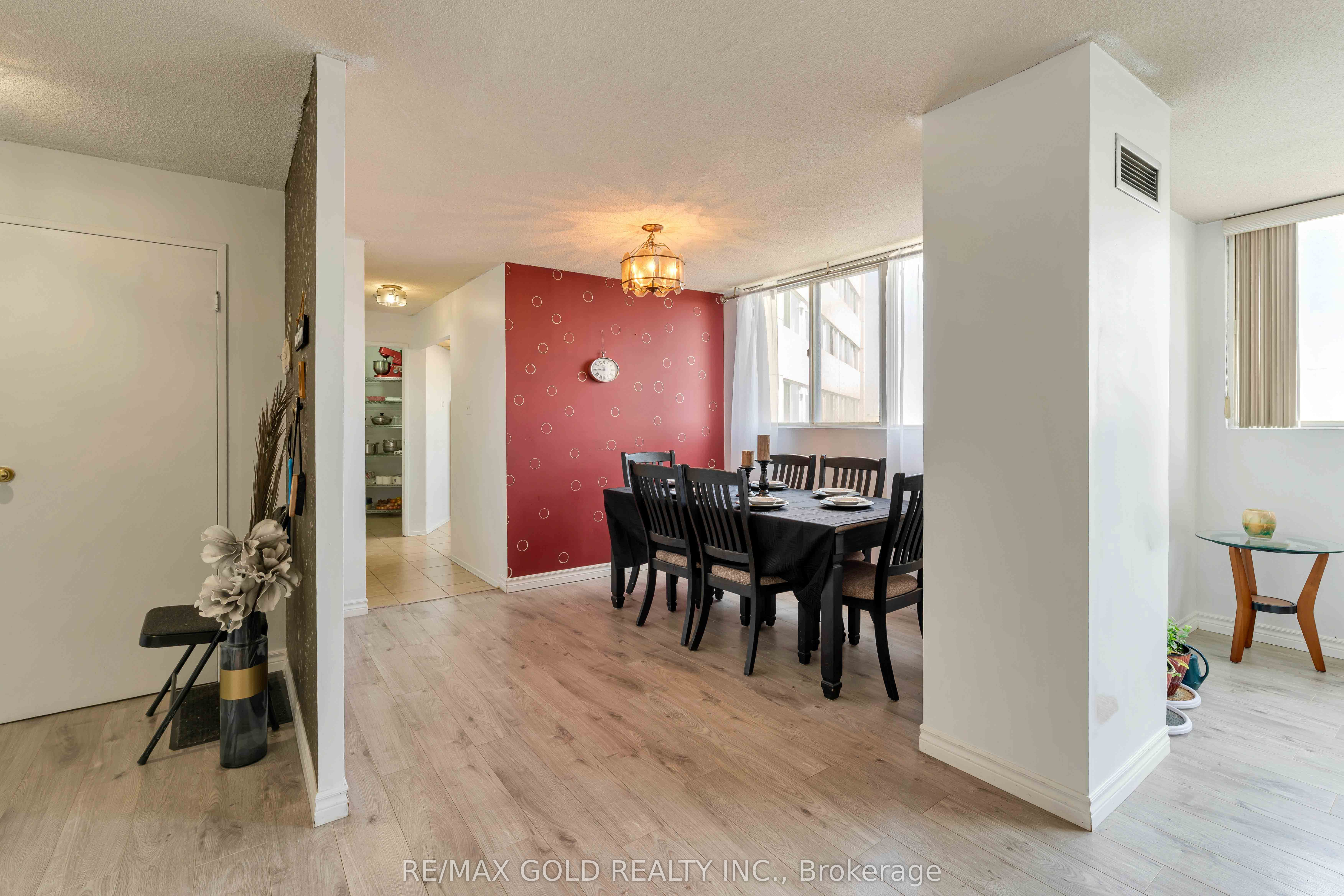 3700 Kaneff Crescent 2101 Property Photo 13