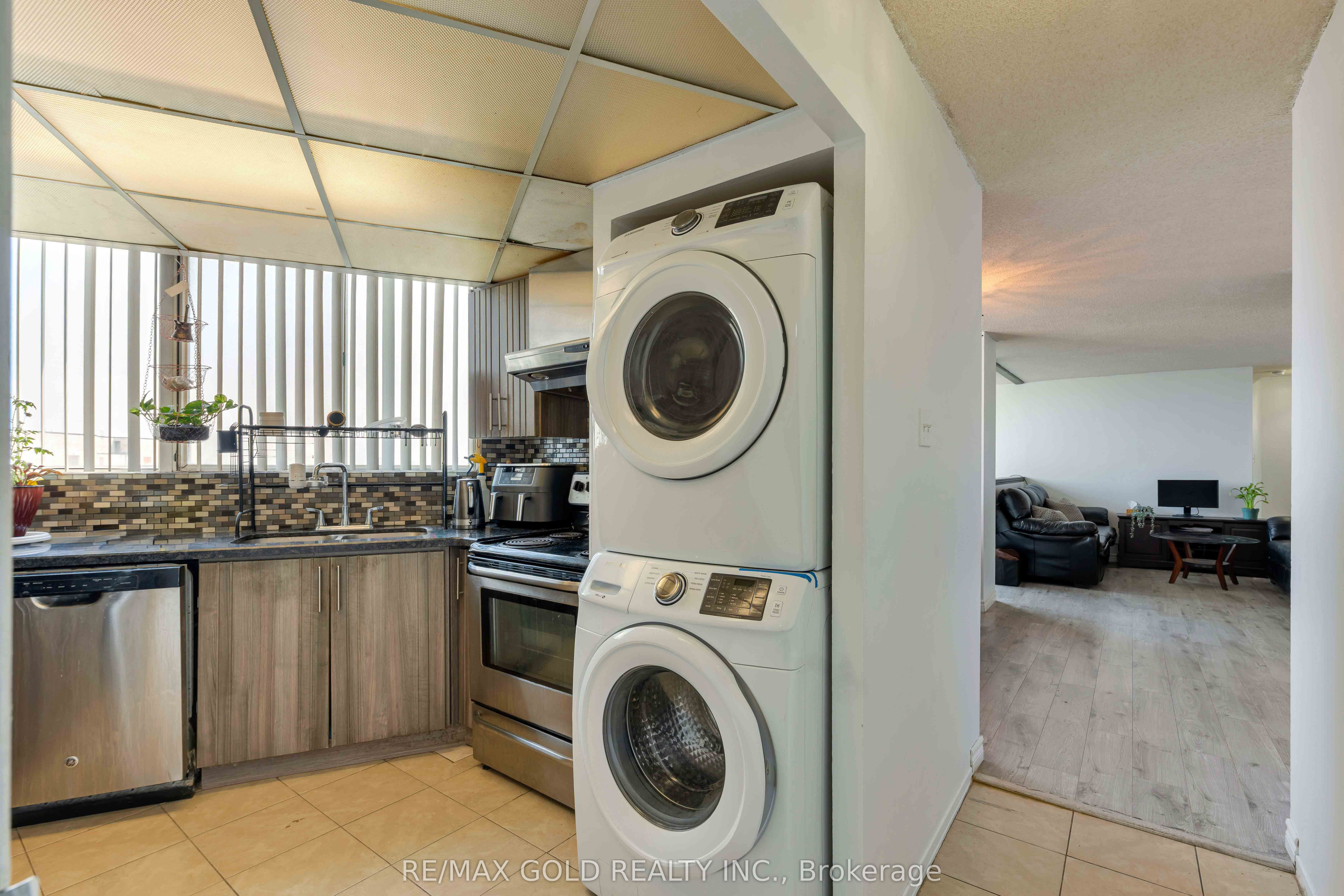 3700 Kaneff Crescent 2101 Property Photo 21