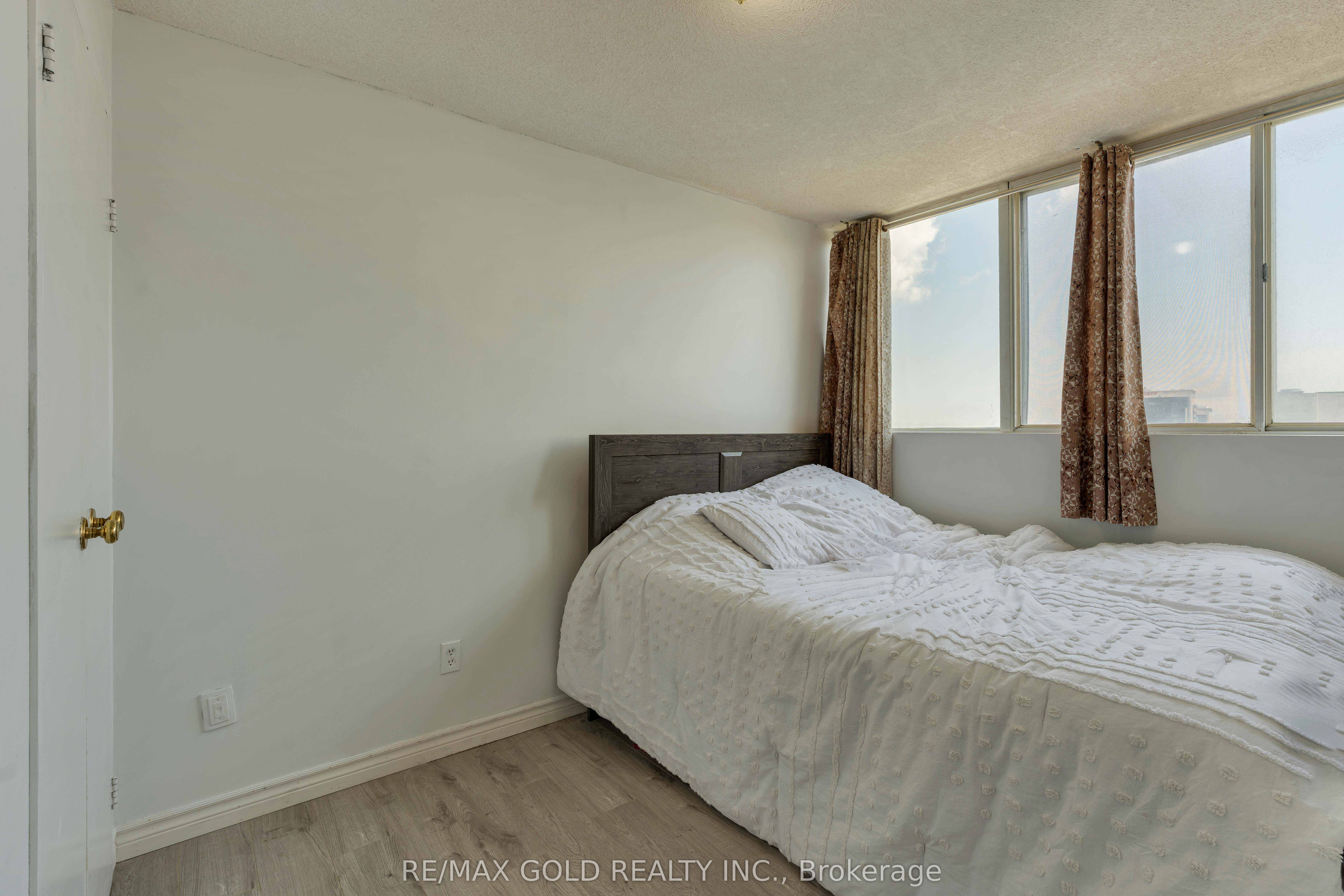 3700 Kaneff Crescent 2101 Property Photo 27