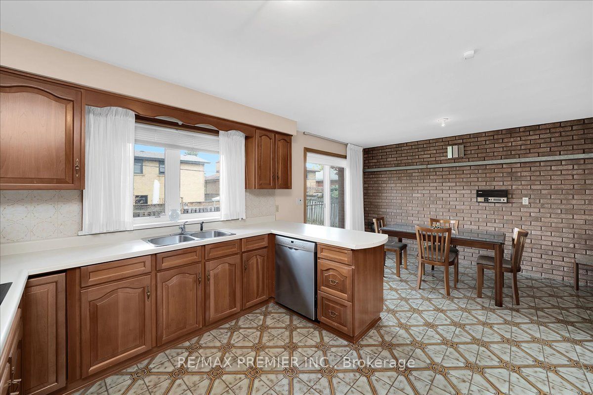 100 Hallsport Crescent Property Photo 15
