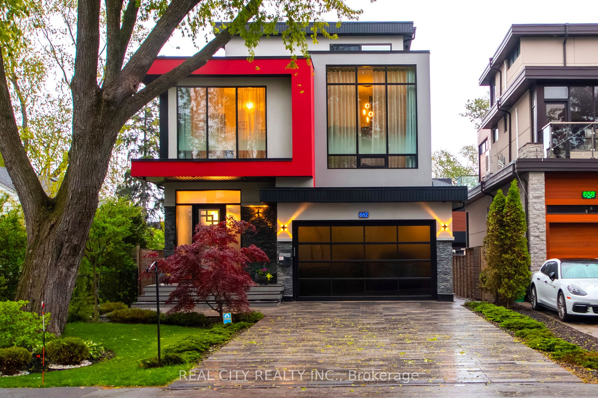 662 Byngmount Avenue Property Photo 1
