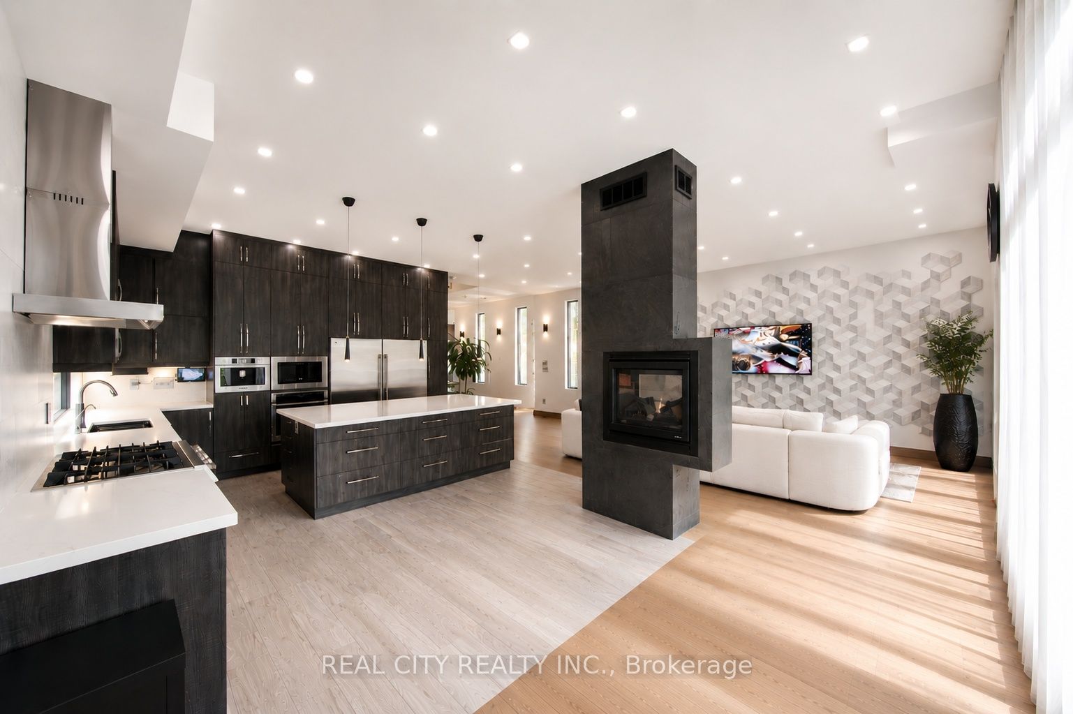 662 Byngmount Avenue Property Photo 8