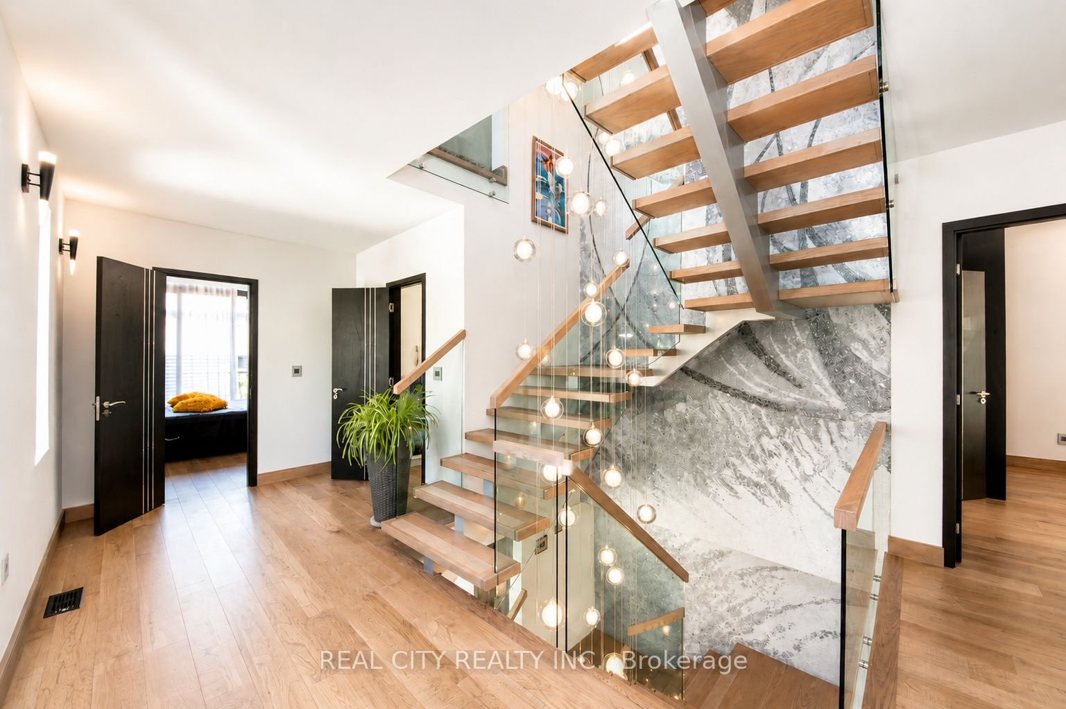 662 Byngmount Avenue Property Photo 13