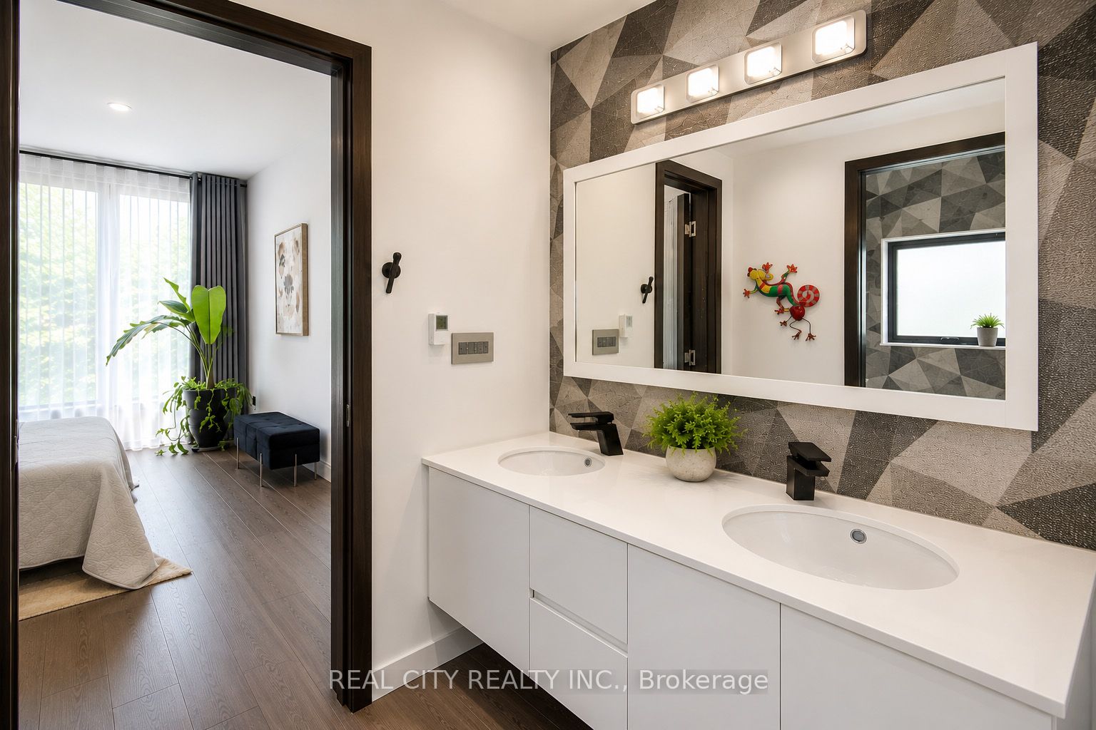 662 Byngmount Avenue Property Photo 20