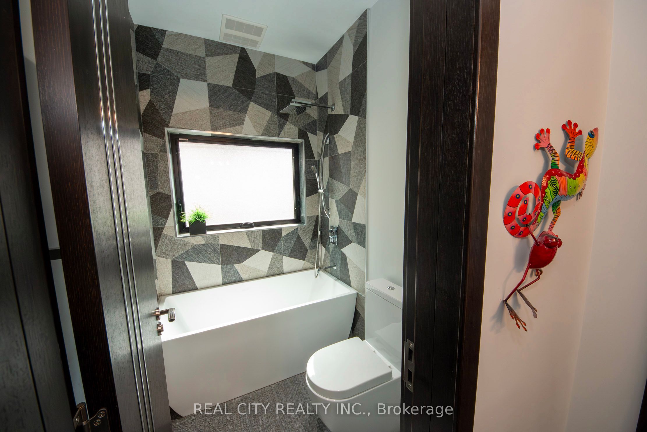 662 Byngmount Avenue Property Photo 21