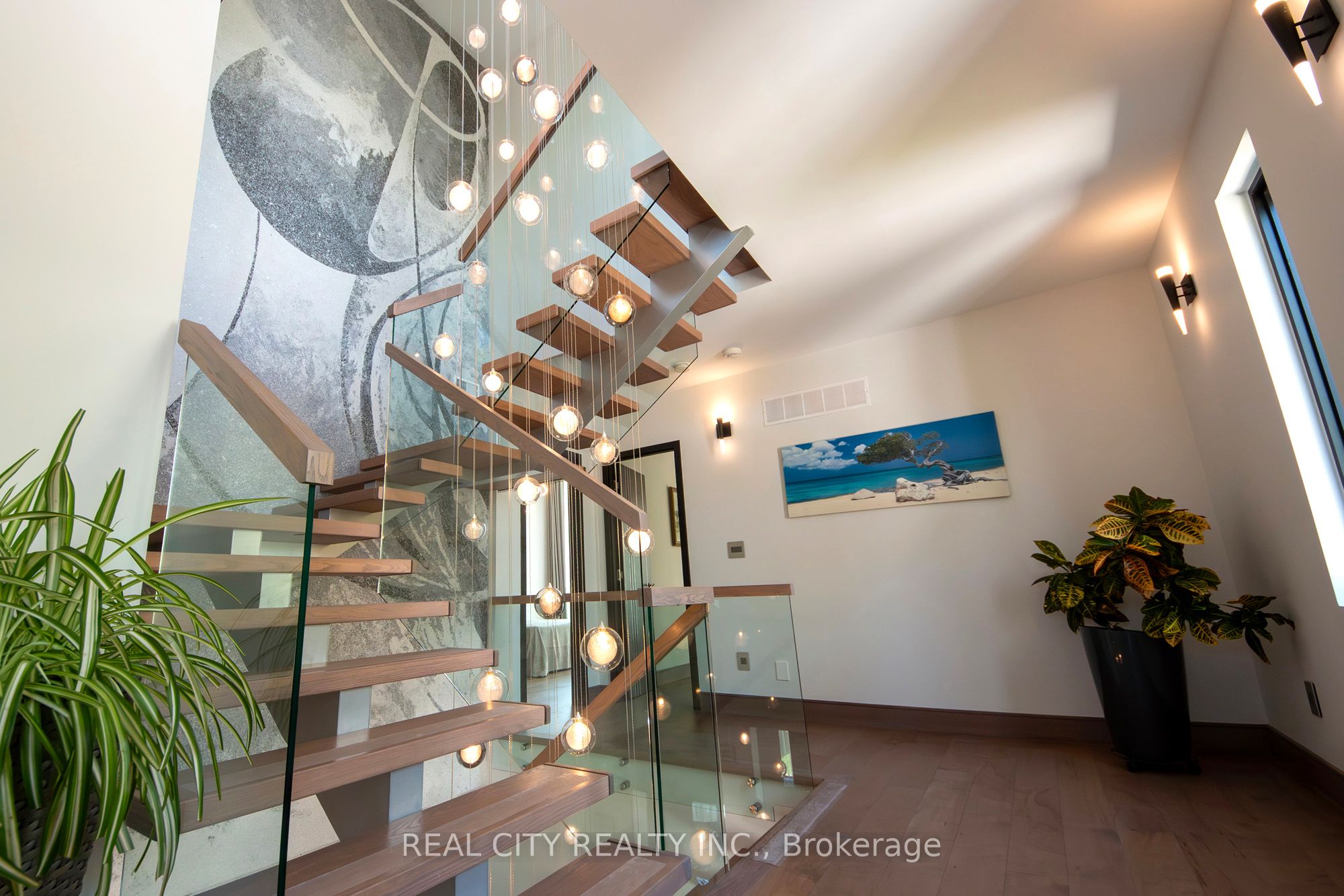 662 Byngmount Avenue Property Photo 23
