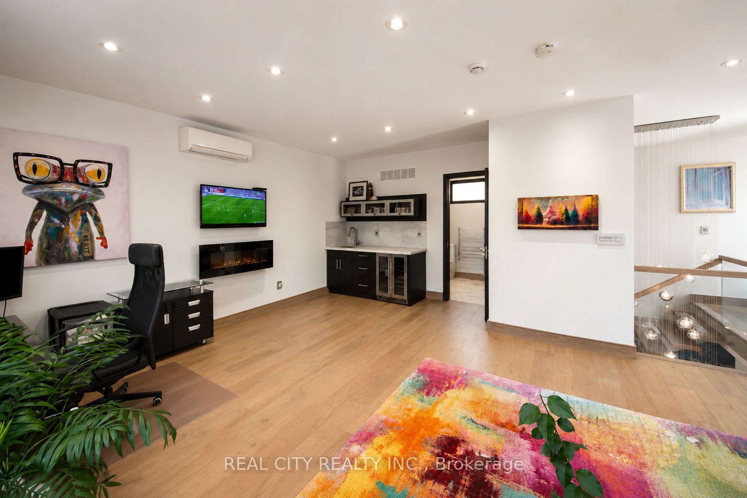 662 Byngmount Avenue Property Photo 25