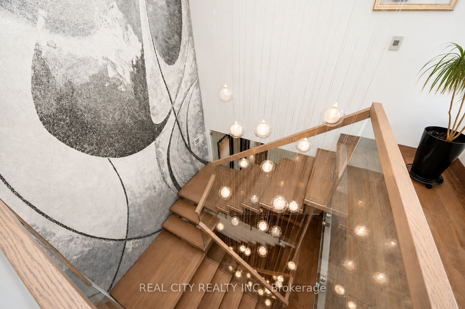 662 Byngmount Avenue Property Photo 28