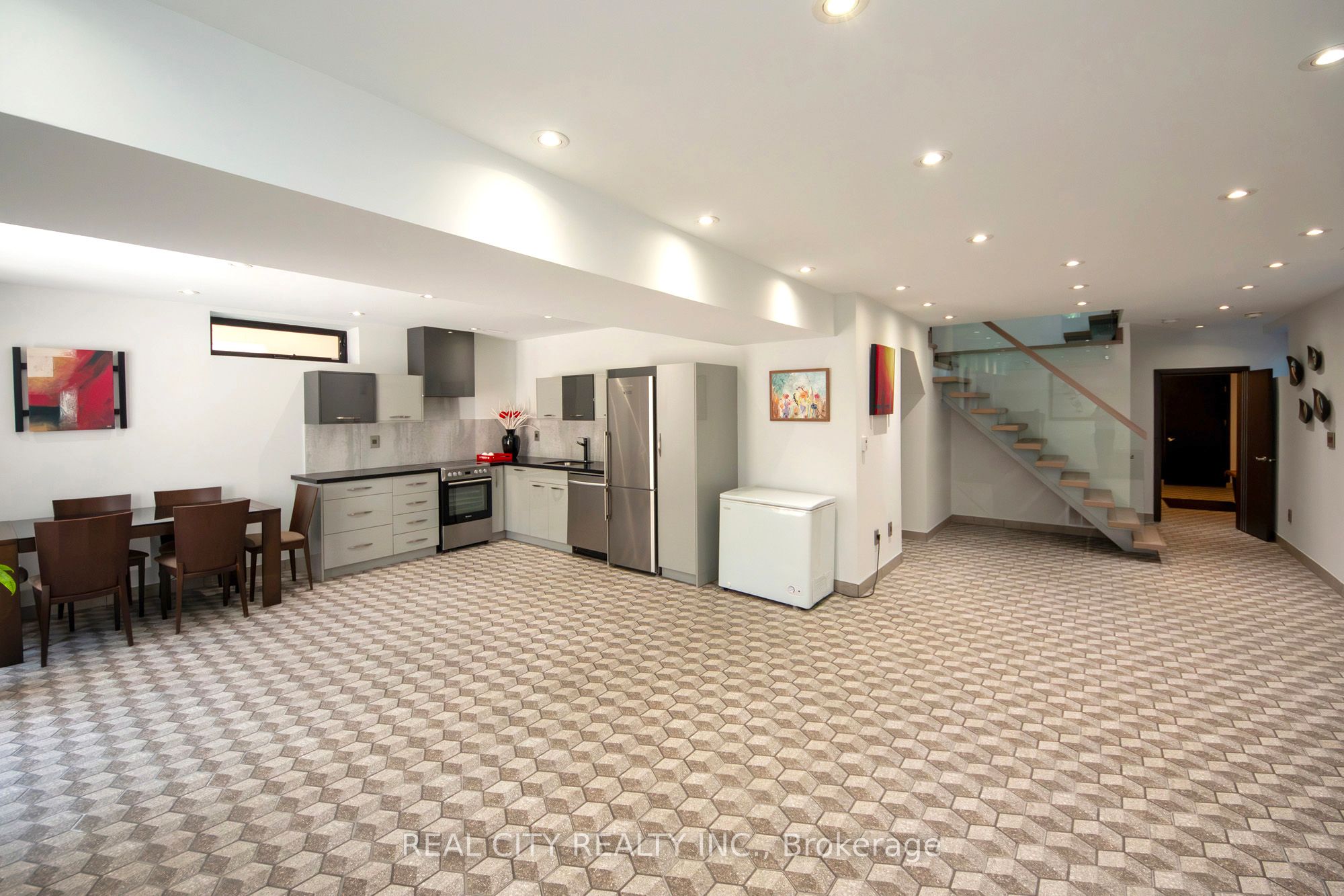 662 Byngmount Avenue Property Photo 30