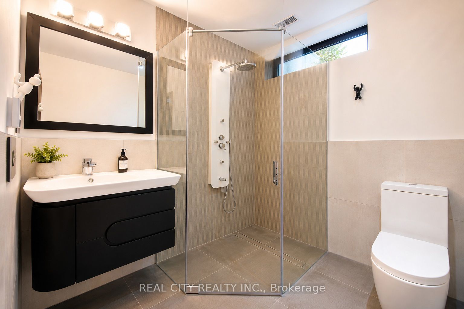 662 Byngmount Avenue Property Photo 32