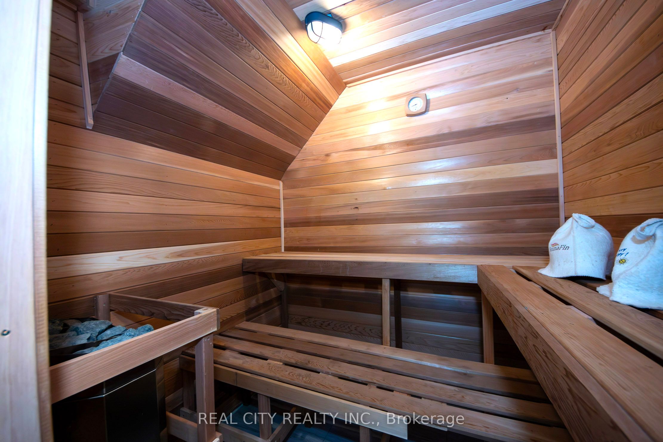 662 Byngmount Avenue Property Photo 33