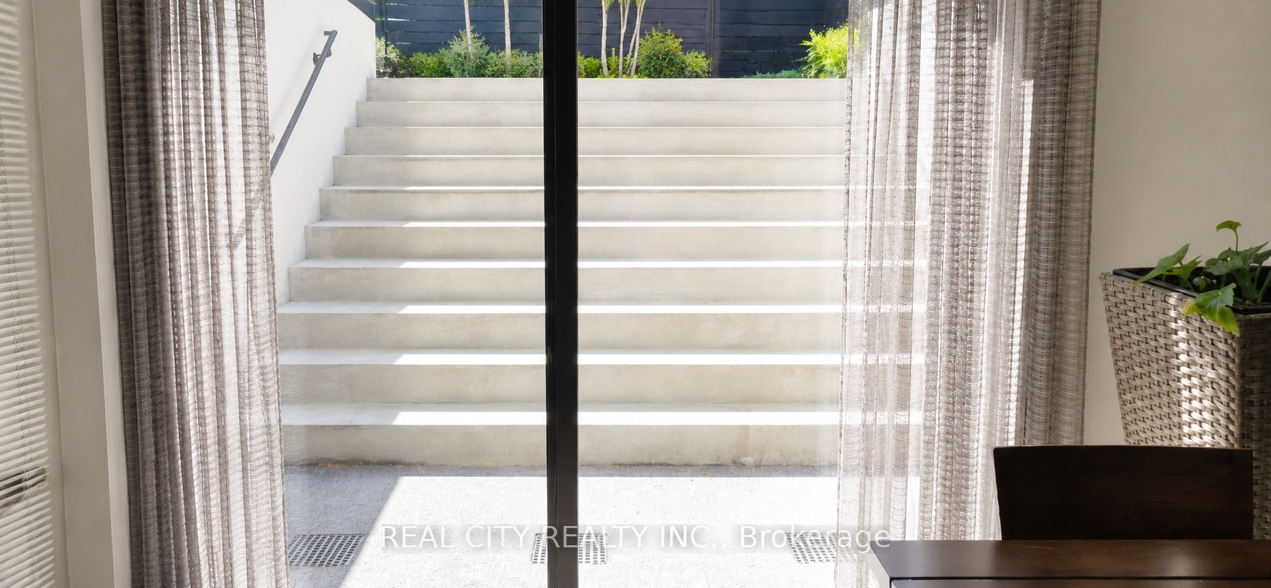 662 Byngmount Avenue Property Photo 39