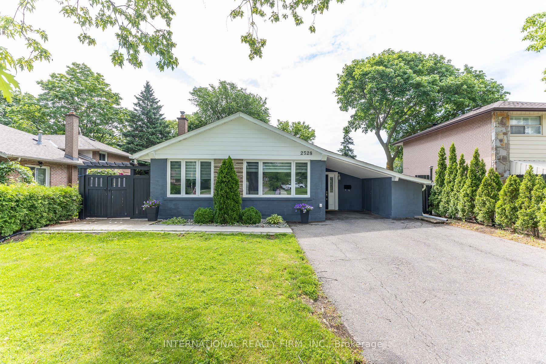 2528 Truscott Drive Property Photo 1