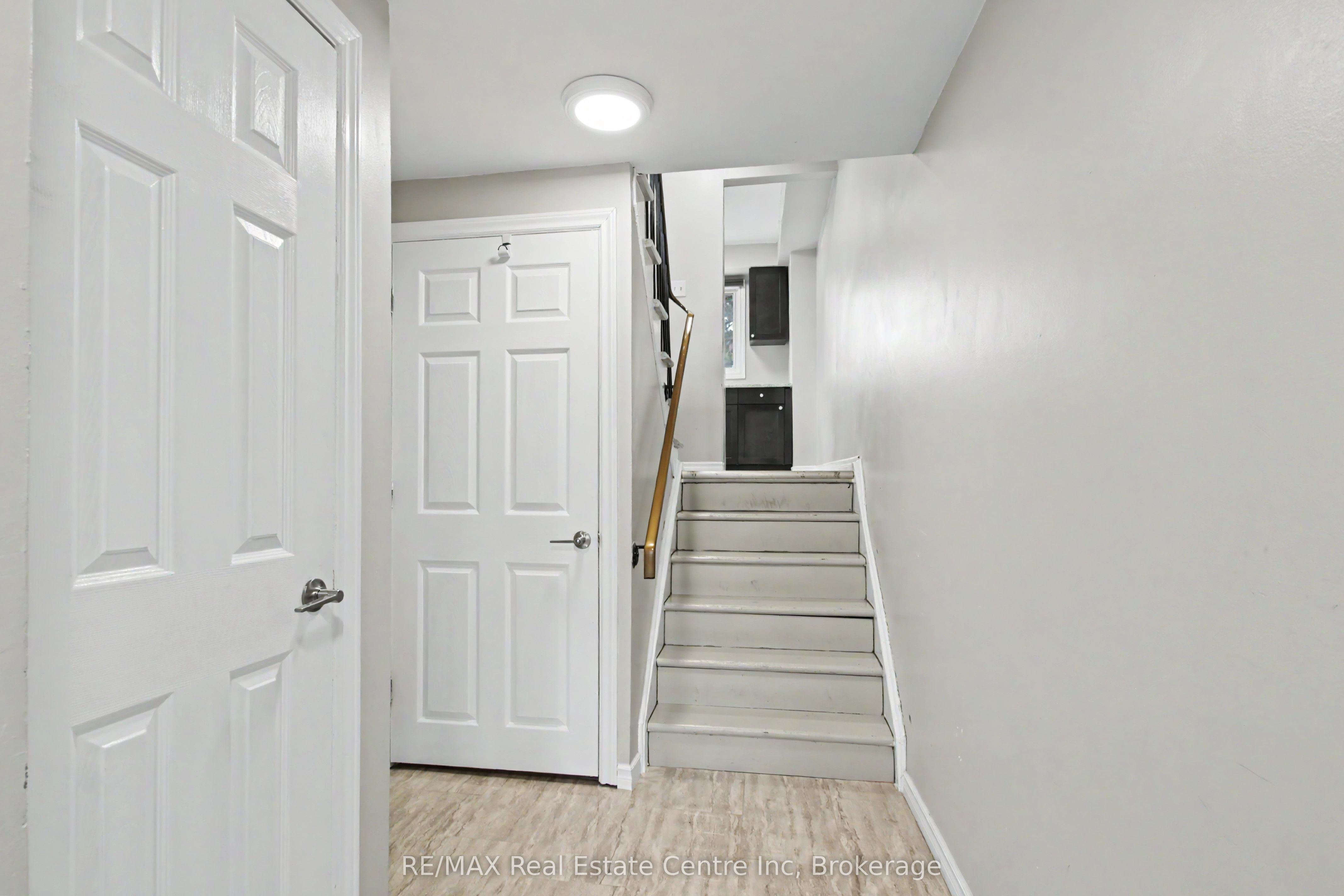 371 Bronte Street S 49 Property Photo 6