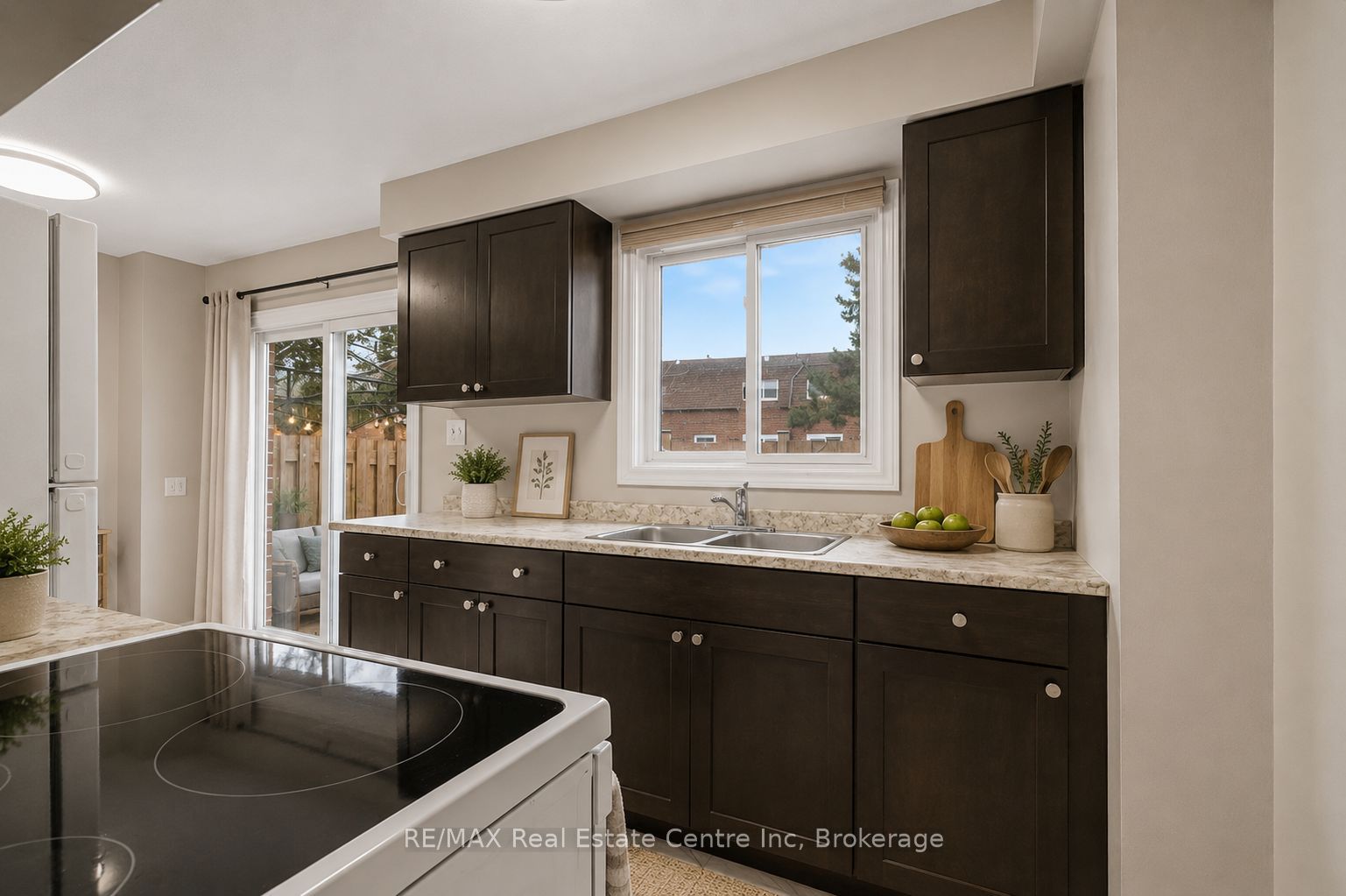 371 Bronte Street S 49 Property Photo 8