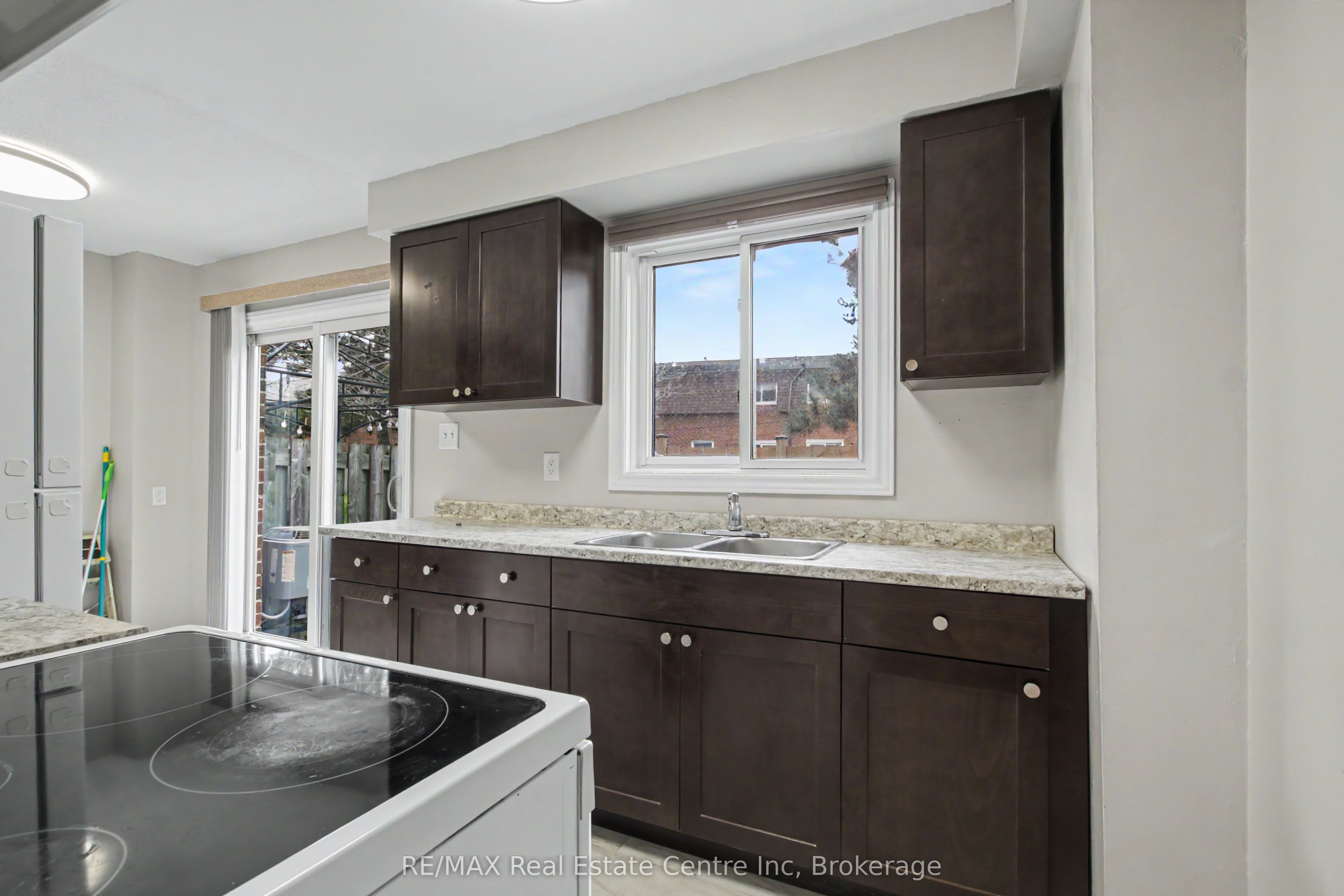371 Bronte Street S 49 Property Photo 9