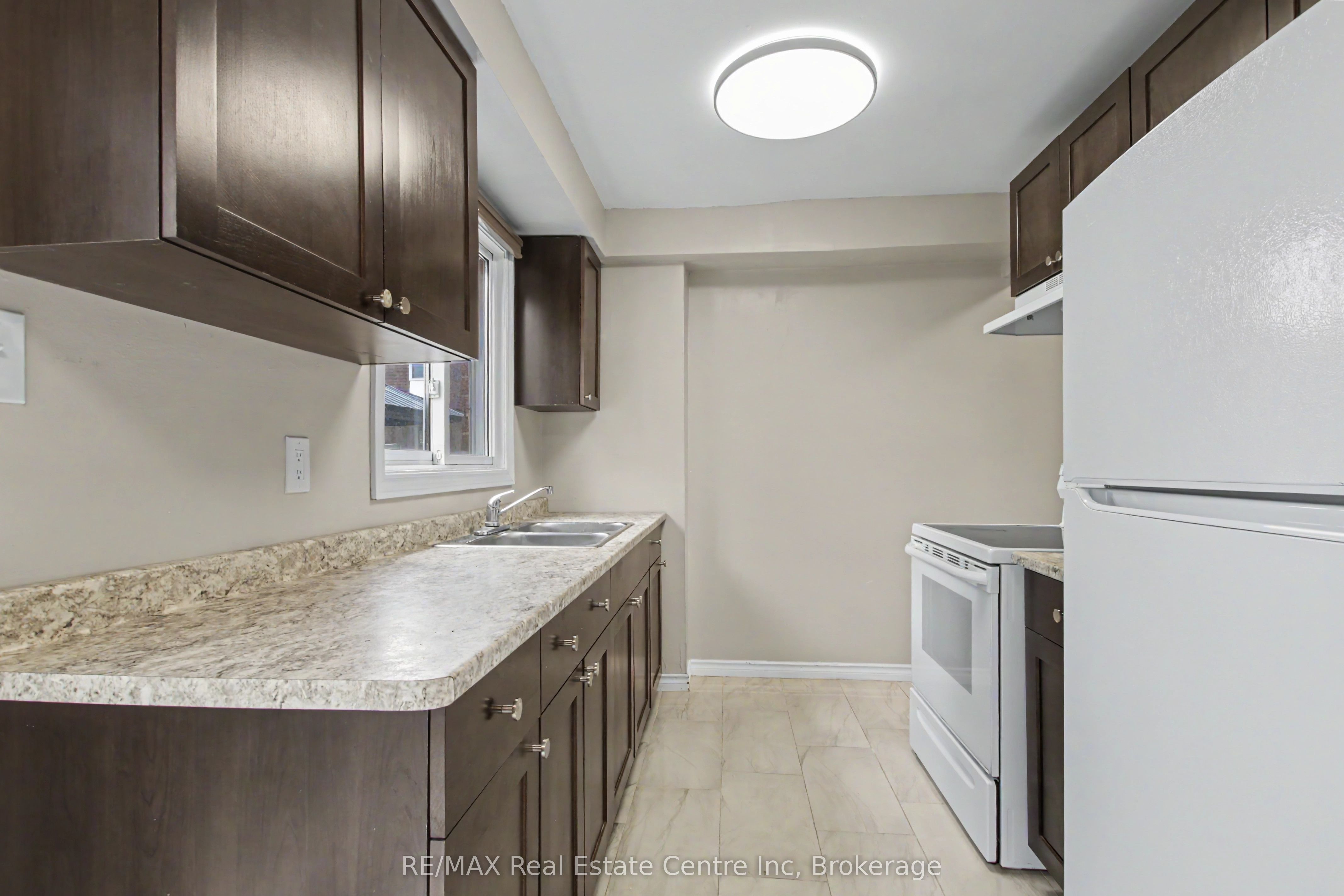 371 Bronte Street S 49 Property Photo 11
