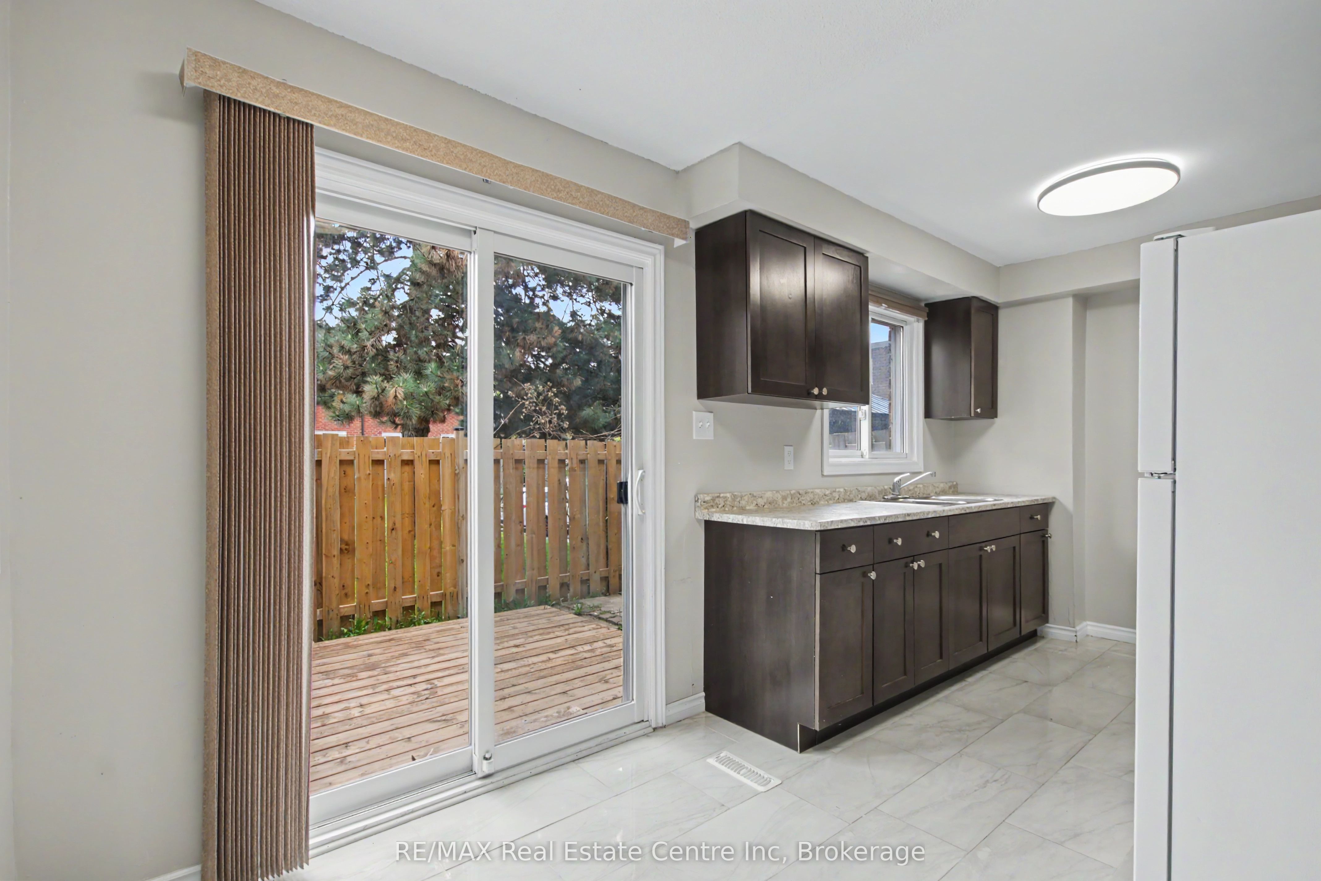 371 Bronte Street S 49 Property Photo 12