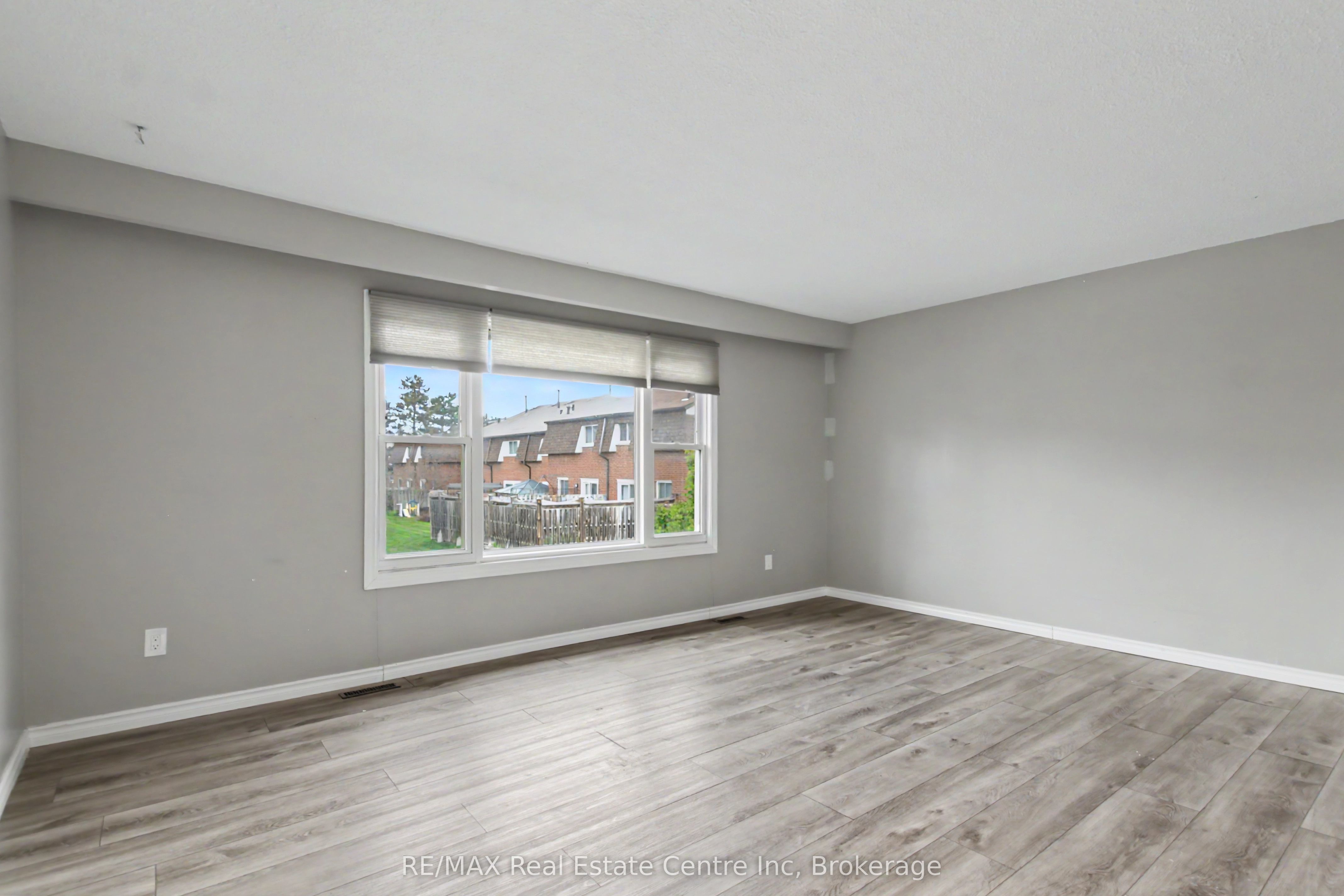 371 Bronte Street S 49 Property Photo 17