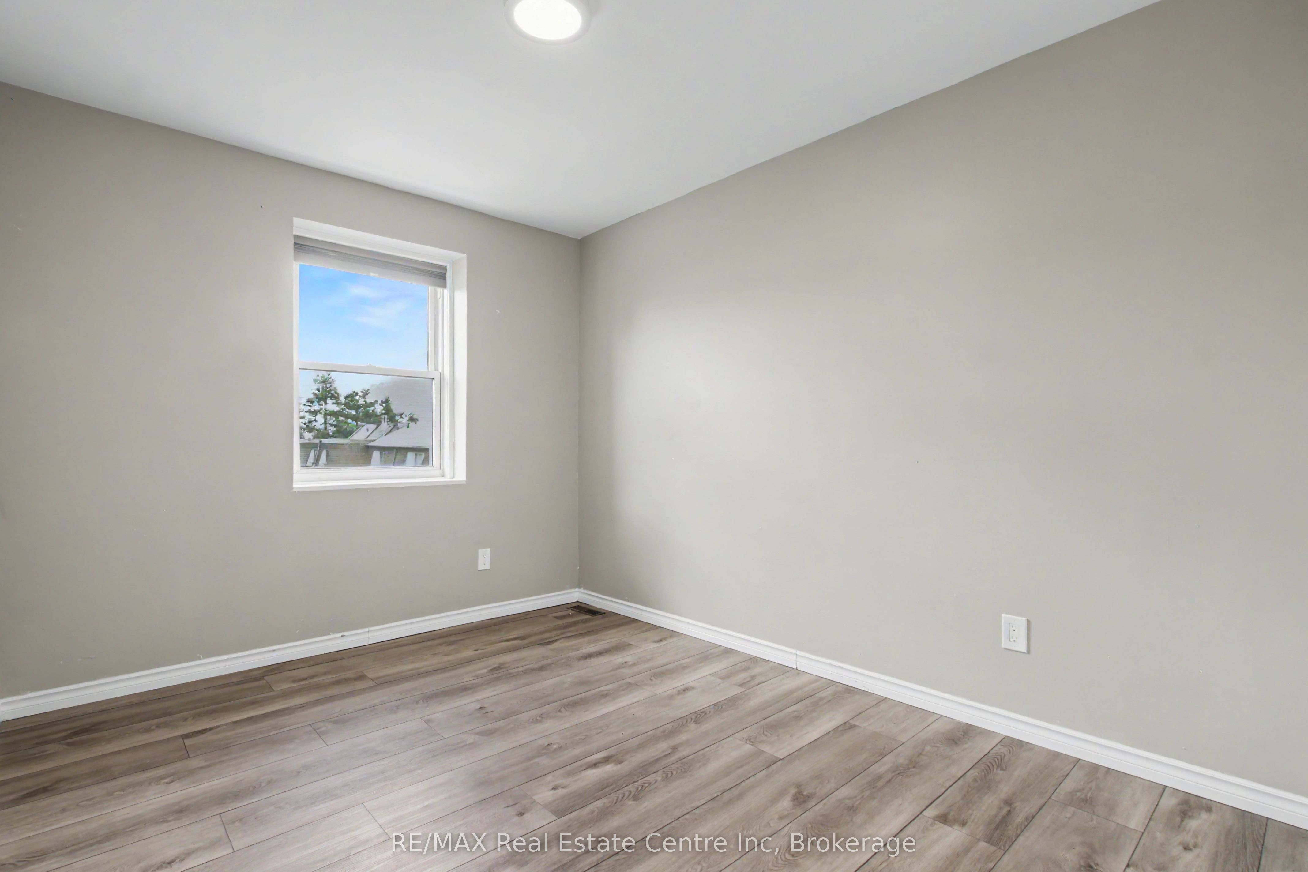 371 Bronte Street S 49 Property Photo 24