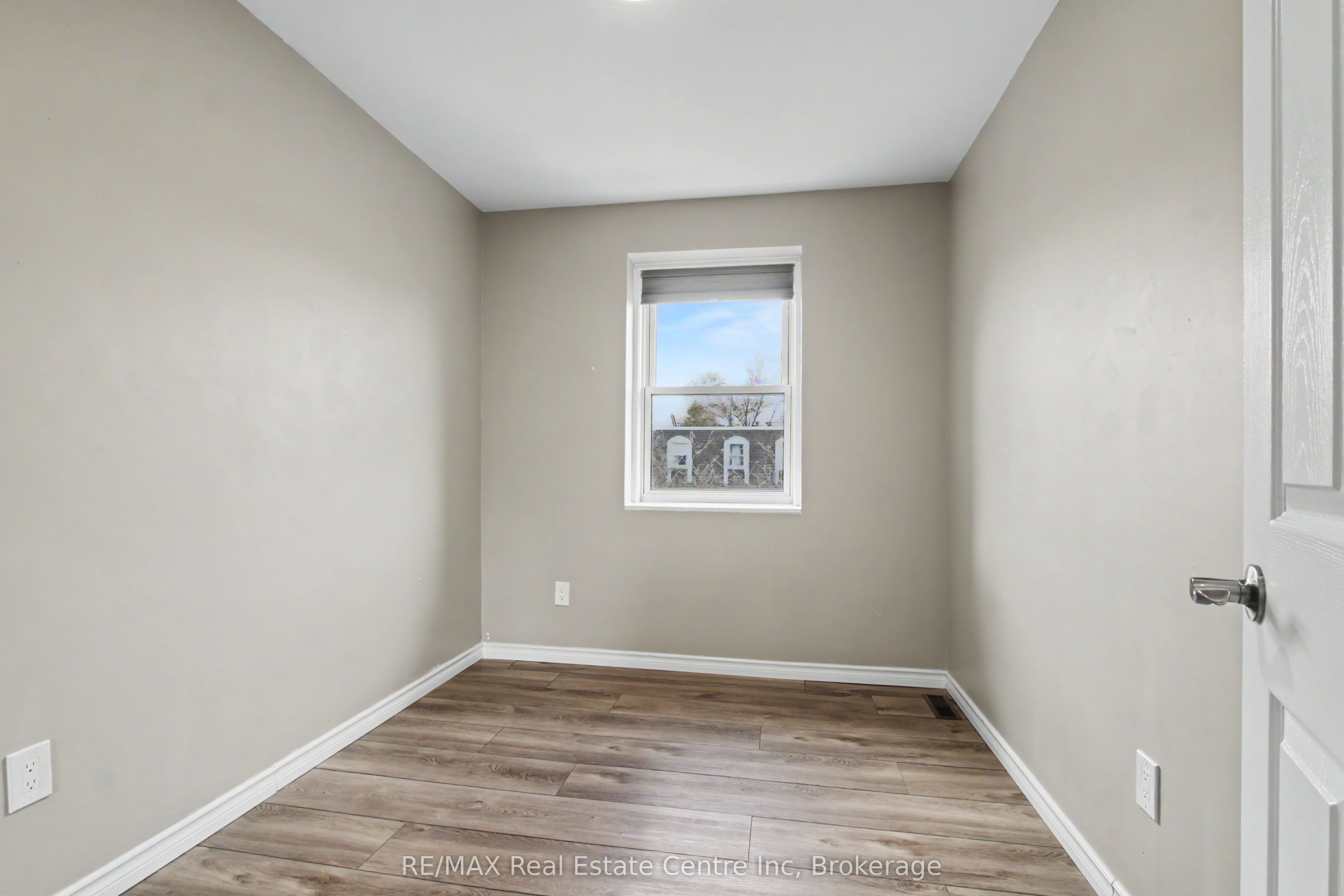 371 Bronte Street S 49 Property Photo 27