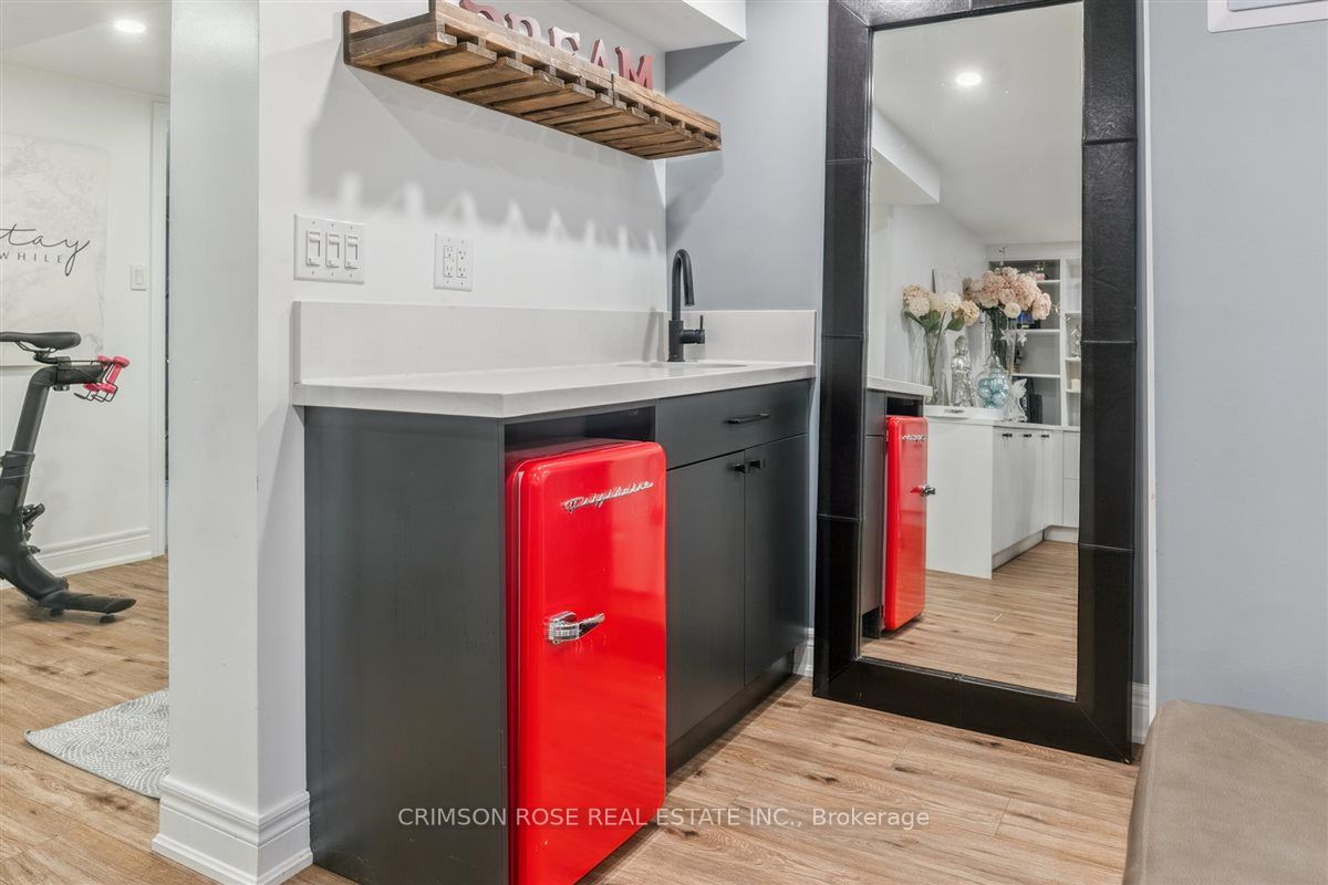 89 Holyrood Avenue Property Photo 30