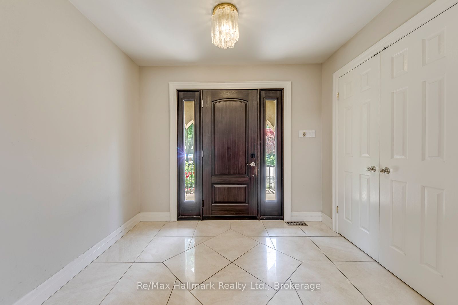 2251 Bennington Gate Property Photo 2