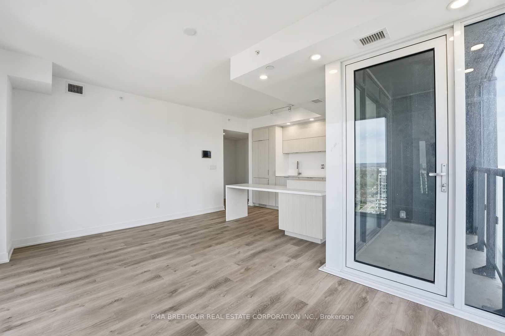 370 Martha Street 1610 Property Photo 6