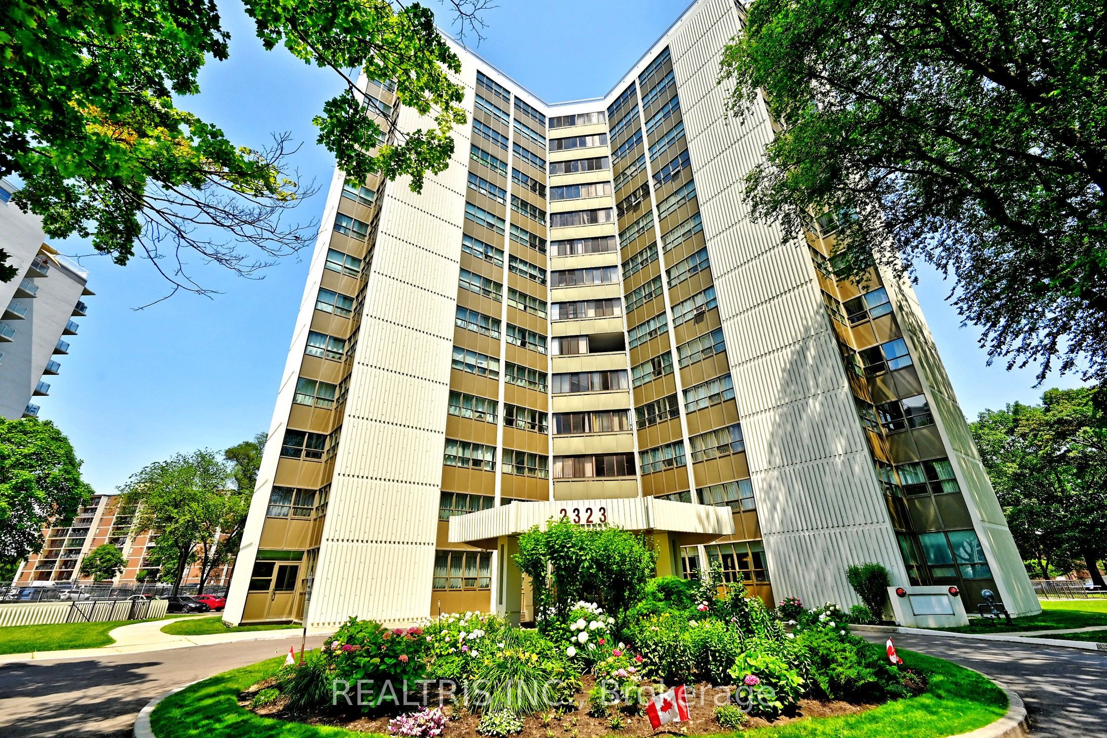 2323 Confederation Parkway 807 Property Photo 2
