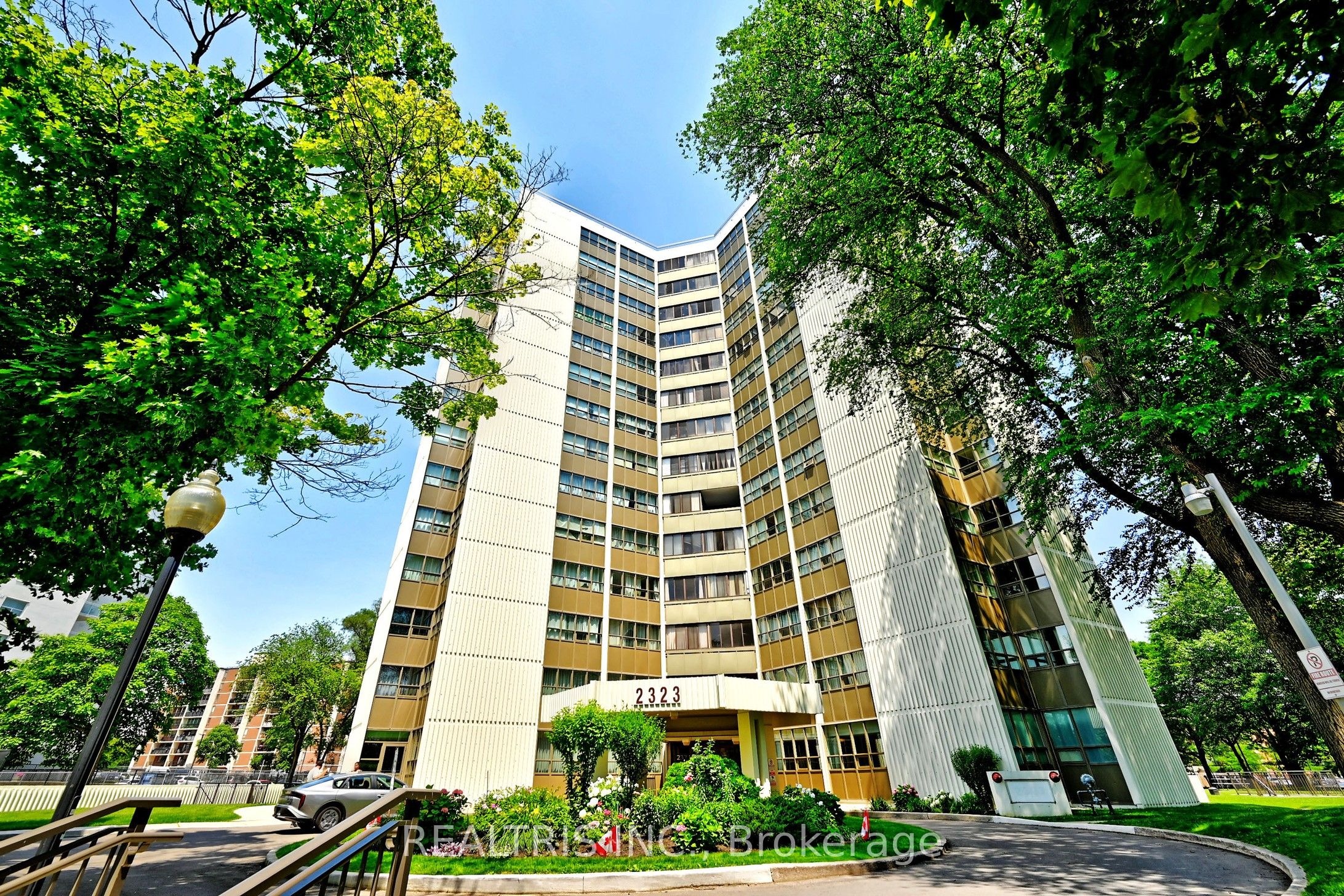2323 Confederation Parkway 807 Property Photo 4