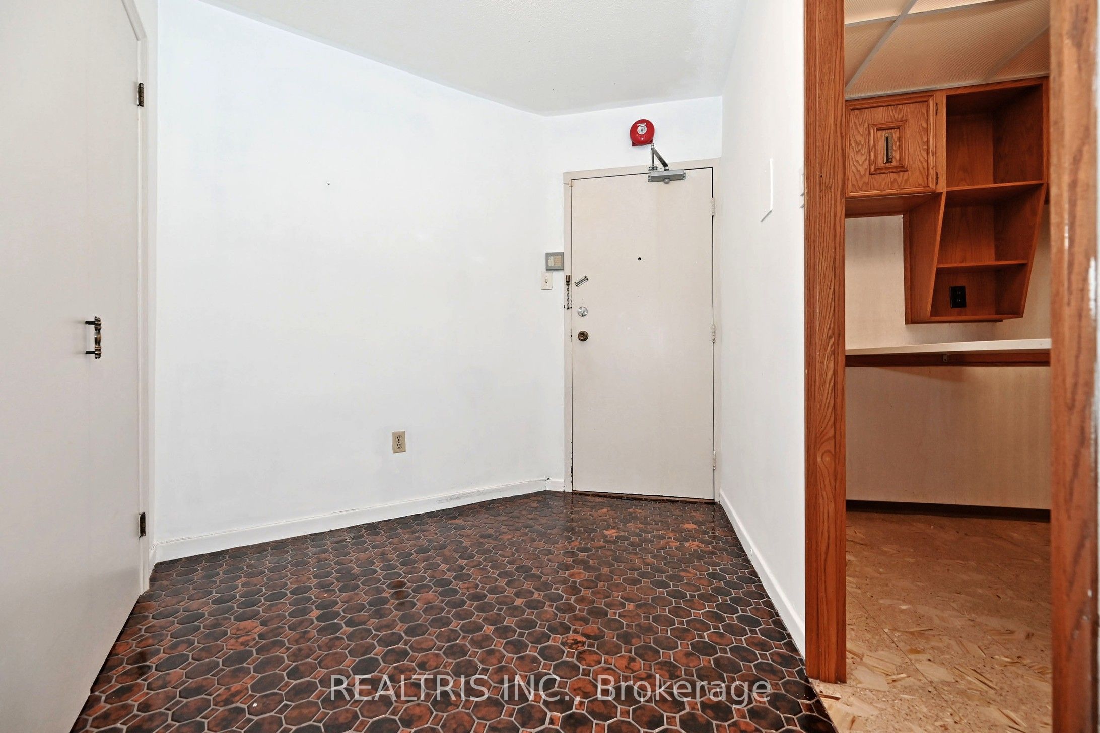 2323 Confederation Parkway 807 Property Photo 12
