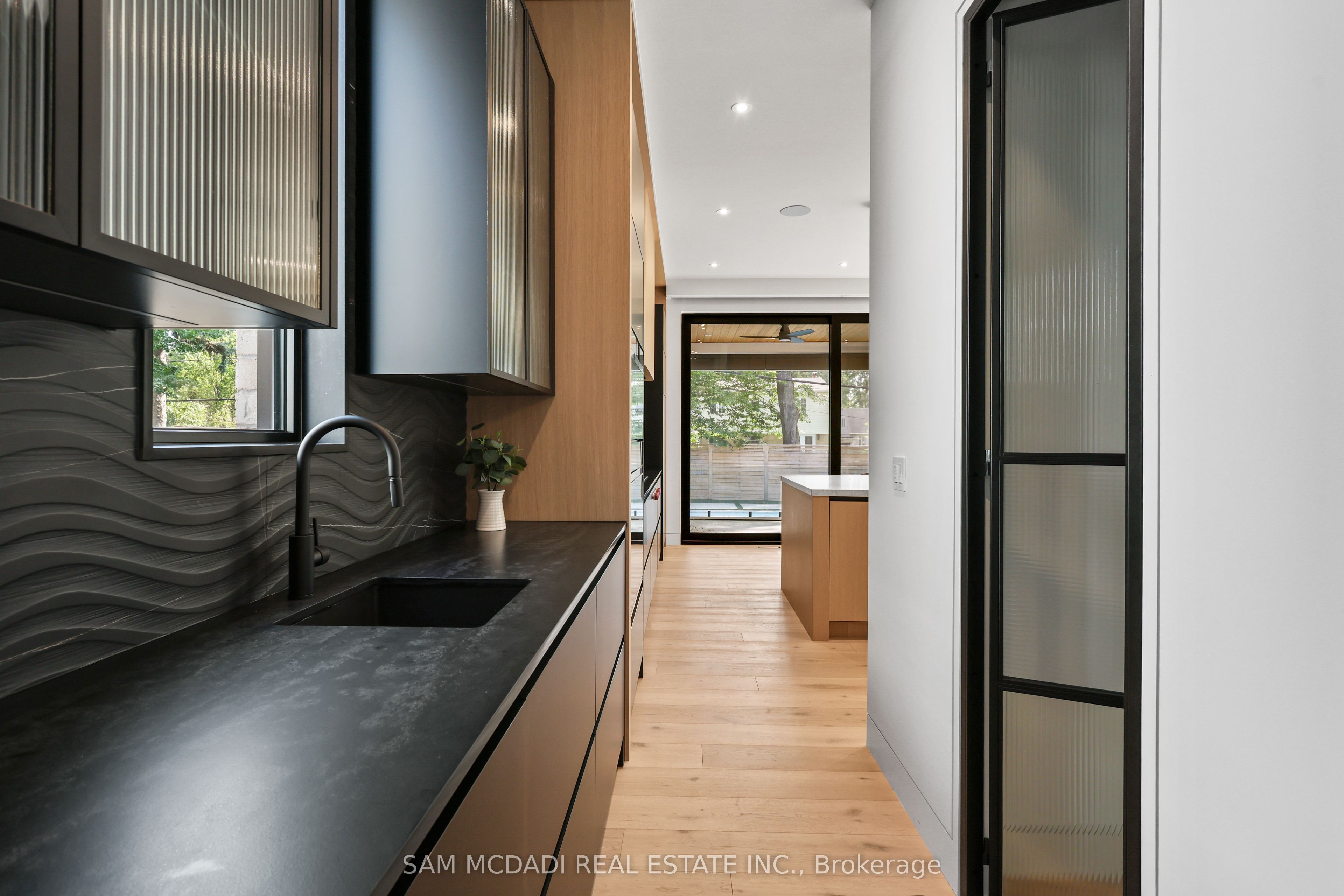 2186 Harcourt Crescent Property Photo 8