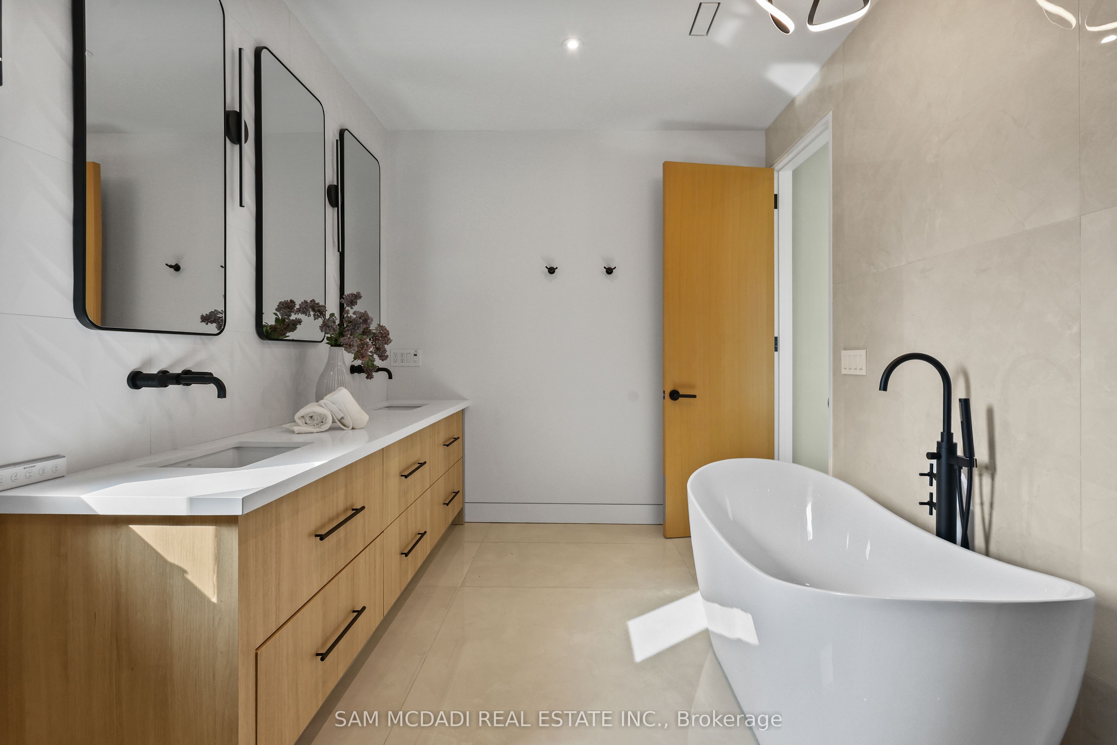 2186 Harcourt Crescent Property Photo 27